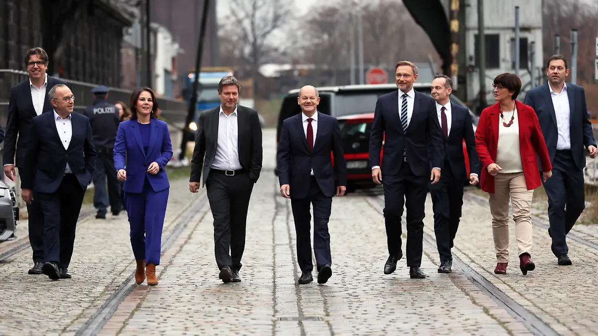 News Bilder des Tages Olaf Scholz C, Norbert-Walter Borjans und Saskia Esken und Lars Klingbeil SPD, Robert Habeck und Annalena Baerbock und Michael Keller Gruene und Christian Lindner und Volker Wissing kommen fuer ein Familienfoto vor der Vorstellung des Koalitionsvertrags in Berlin am 24. November 2021 vor. SPD, FDP und Gruenen stellen Koalitionsvertrag in Berlin vor *** Olaf Scholz C , Norbert Walter Borjans and Saskia Esken and Lars Klingbeil SPD , Robert Habeck and Annalena Baerbock and Michael Keller Greens and Christian Lindner and Volker Wissing arrive for a family photo before the presentation of the coalition agreement in Berlin on 24 November 2021 SPD, FDP and Greens present coalition agreement in Berlin