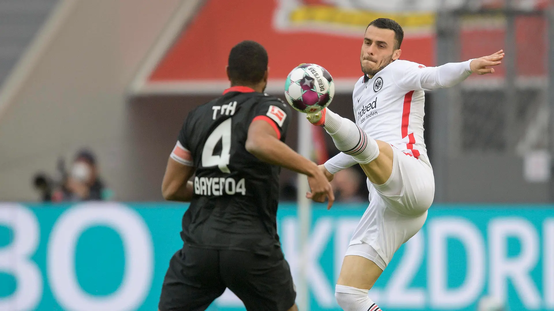 Filip KOSTIC r. F im Zweikampf gegen Jonathan TAH LEV, Aktion, Fussball 1. Bundesliga, 31. Spieltag, Bayer 04 Leverkusen LEV - Eintracht Frankfurt F, am 24.04.2021 in Leverkusen/Deutschland. DFL regulations prohibit any use of photographs as image sequences and/or quasi-video *** Filip KOSTIC r F in duel against Jonathan TAH LEV , Action, Football 1 Bundesliga, 31 Matchday, Bayer 04 Leverkusen LEV Eintracht Frankfurt F , on 24 04 2021 in Leverkusen Germany DFL regulations prohibit any use of photographs as image sequences and or quasi video