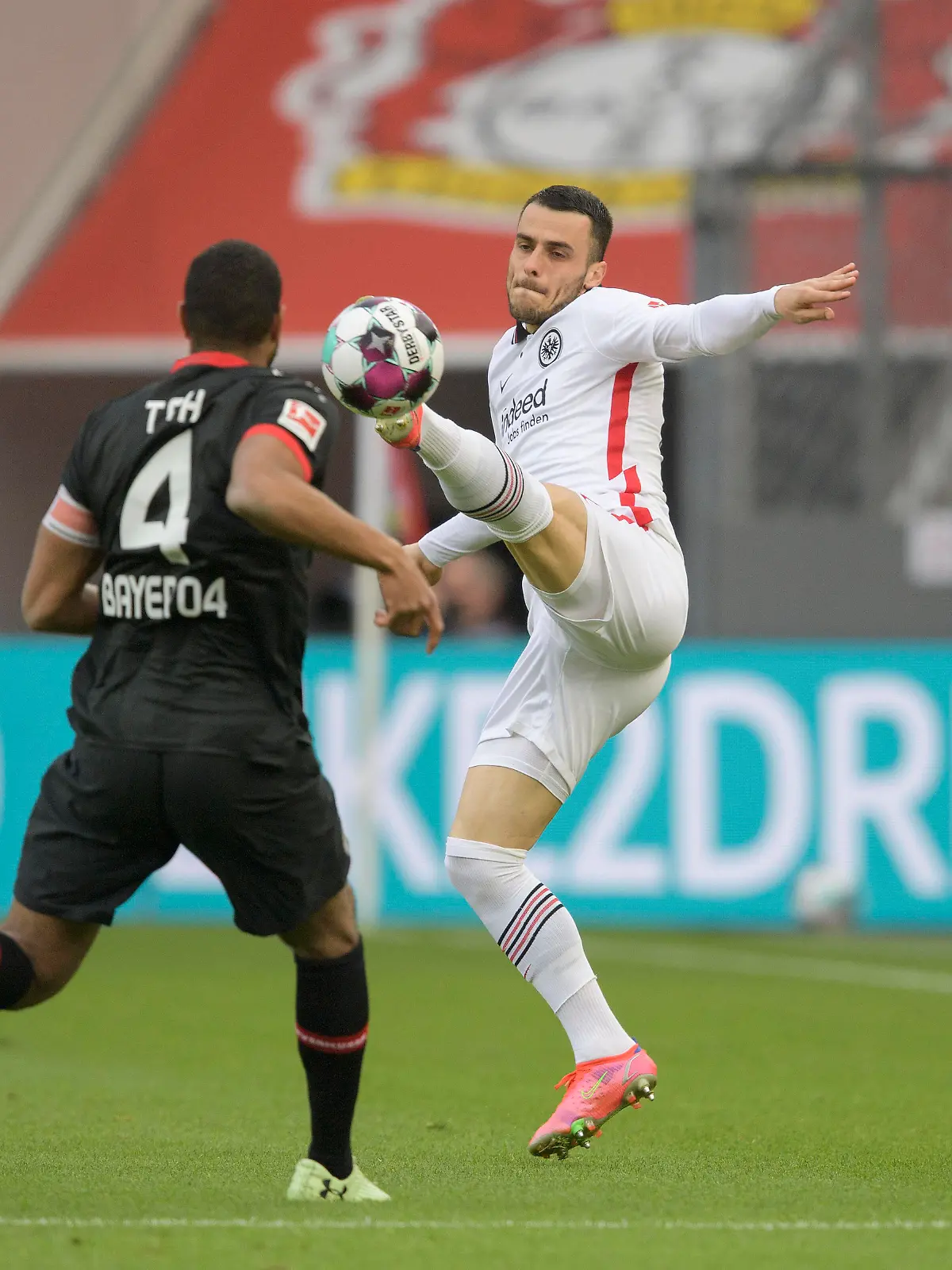 Filip KOSTIC r. F im Zweikampf gegen Jonathan TAH LEV, Aktion, Fussball 1. Bundesliga, 31. Spieltag, Bayer 04 Leverkusen LEV - Eintracht Frankfurt F, am 24.04.2021 in Leverkusen/Deutschland. DFL regulations prohibit any use of photographs as image sequences and/or quasi-video  *** Filip KOSTIC r F in duel against Jonathan TAH LEV , Action, Football 1 Bundesliga, 31 Matchday, Bayer 04 Leverkusen LEV Eintracht Frankfurt F , on 24 04 2021 in Leverkusen Germany DFL regulations prohibit any use of photographs as image sequences and or quasi video  