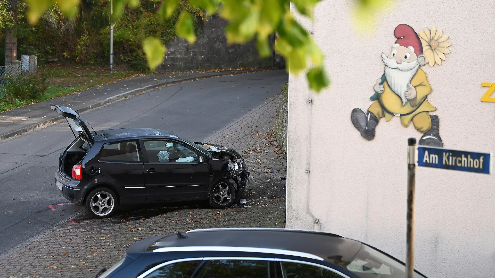 29.10.2021, Hessen, Witzenhausen: Ein schwarzer VW Polo steht nach einem Unfall vor einer Kindertagesstätte im Ortsteil Gertenbach. Ein Autofahrer geriet aus bislang unbekannter Ursache mit seinem Fahrzeug in eine Gruppe von Kindern. Foto: Swen Pförtner/dpa +++ dpa-Bildfunk +++