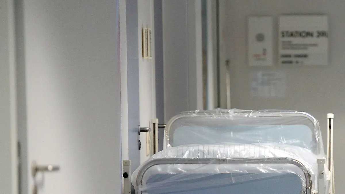 ARCHIV - Ein Krankenbett steht am 05.02.2013 in der Neonatologie der Charité in Berlin auf dem Flur. Behandlungen im Krankenhaus können von Bundesland zu Bundesland preislich stark variieren. Foto: Britta Pedersen/dpa (Illustration zu dpa "TK: Kliniken in Rheinland-Pfalz am teuersten - Hessen am günstigsten" vom 05.09.2015) +++(c) dpa - Bildfunk+++