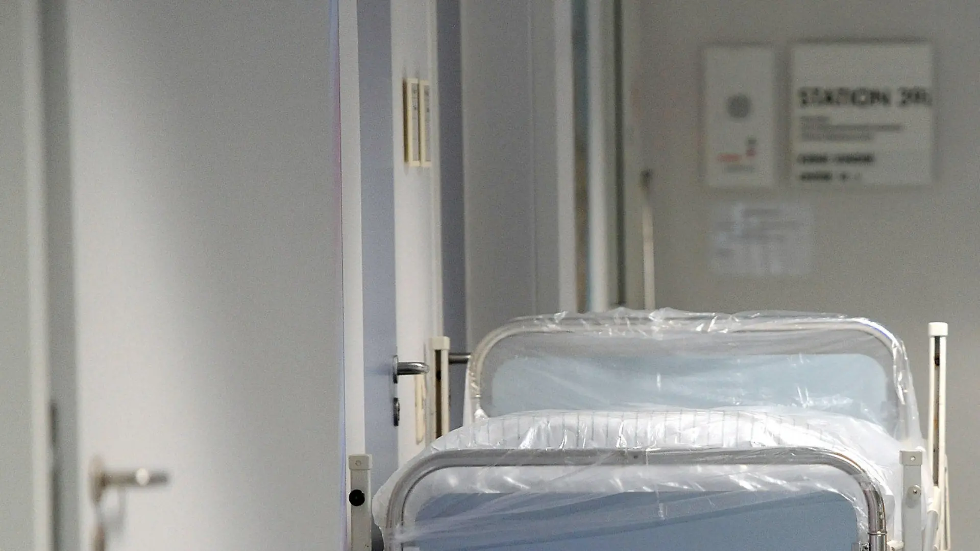ARCHIV - Ein Krankenbett steht am 05.02.2013 in der Neonatologie der Charité in Berlin auf dem Flur. Behandlungen im Krankenhaus können von Bundesland zu Bundesland preislich stark variieren. Foto: Britta Pedersen/dpa (Illustration zu dpa "TK: Kliniken in Rheinland-Pfalz am teuersten - Hessen am günstigsten" vom 05.09.2015) +++(c) dpa - Bildfunk+++