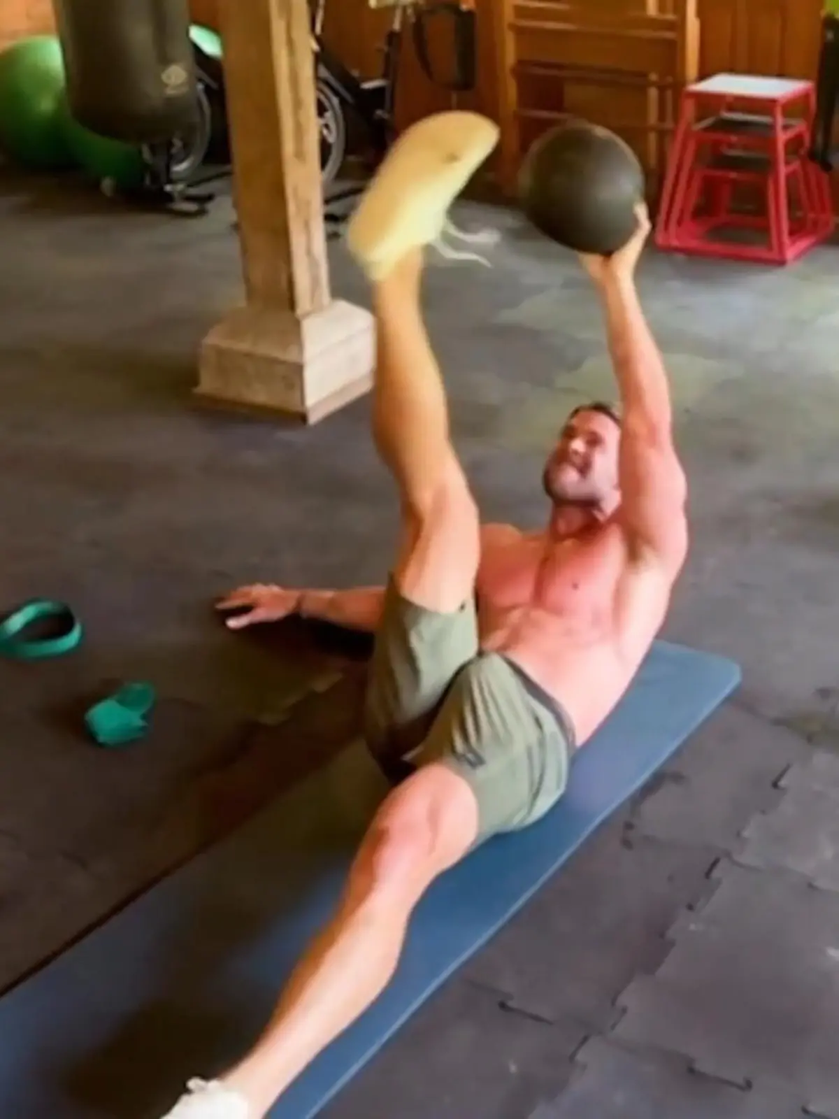 Chris Hemsworth trainiert auf dem Boden liegend