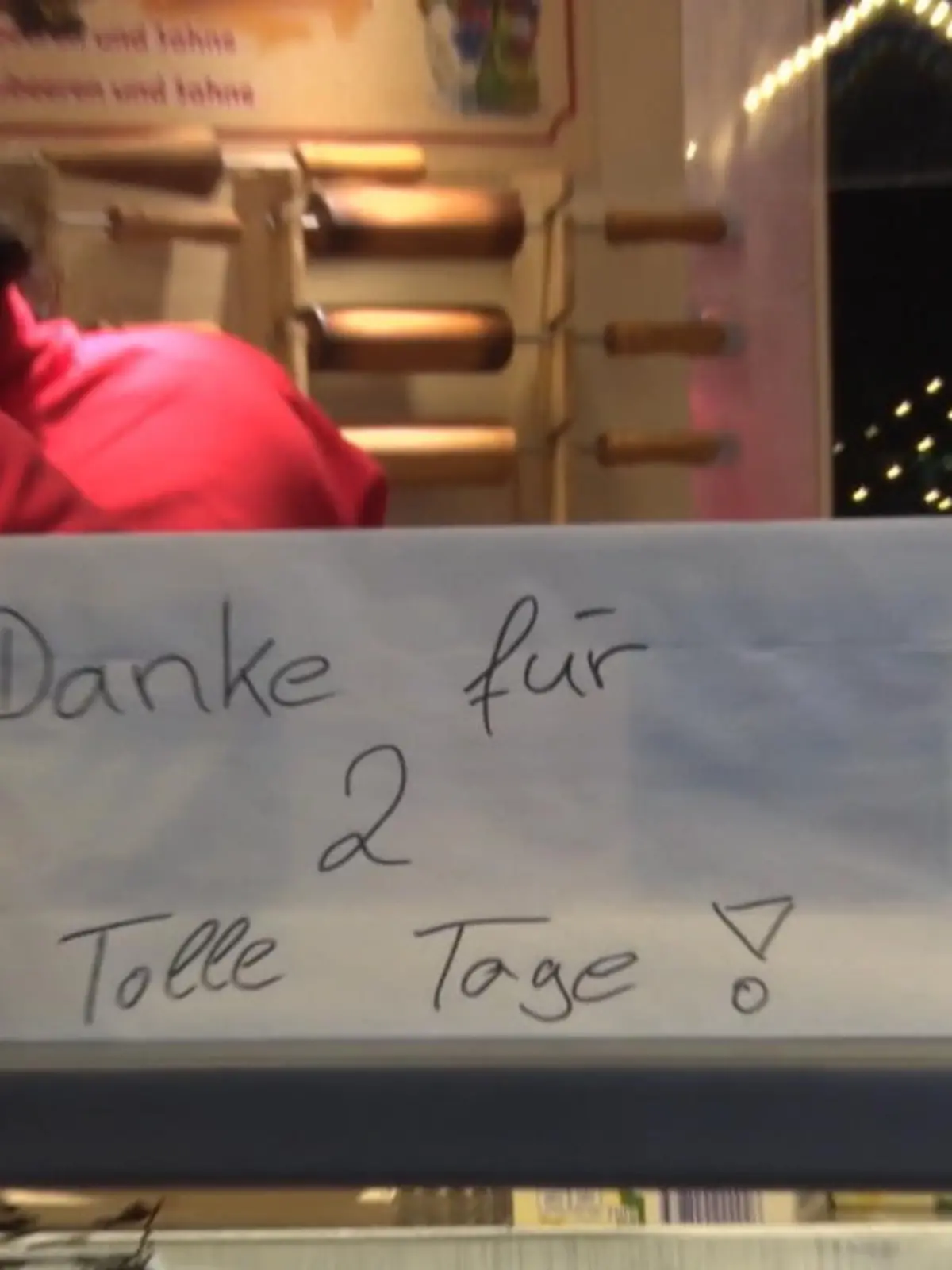 Eigentlich wollten wir uns alle dieses Jahr auf die Weihnachtsmärkte freuen - endlich wieder! Doch dann hat Corona uns einen Strich durch die Rechnung gemacht - wieder mal. Besonders die Budenbesitzer in Brandenburg leiden nun, denn: Eigentlich hieß es dort, die Weihnachtsmärkte könnten öffnen. Zwei ganze Tage lang funktionierte es - dann kam doch noch die Absage. Wieso sie jetzt vor dem Ruin stehen.
