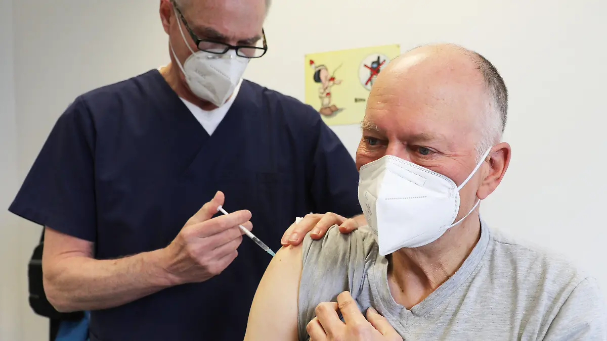06.04.2021, Nordrhein-Westfalen, Rheinbach: Manfred Haas (r) wird von seinem Hausarzt Oliver Funken geimpft. In Nordrhein-Westfalen haben die Corona-Schutzimpfungen in Hausarztpraxen begonnen. Foto: Oliver Berg/dpa +++ dpa-Bildfunk +++