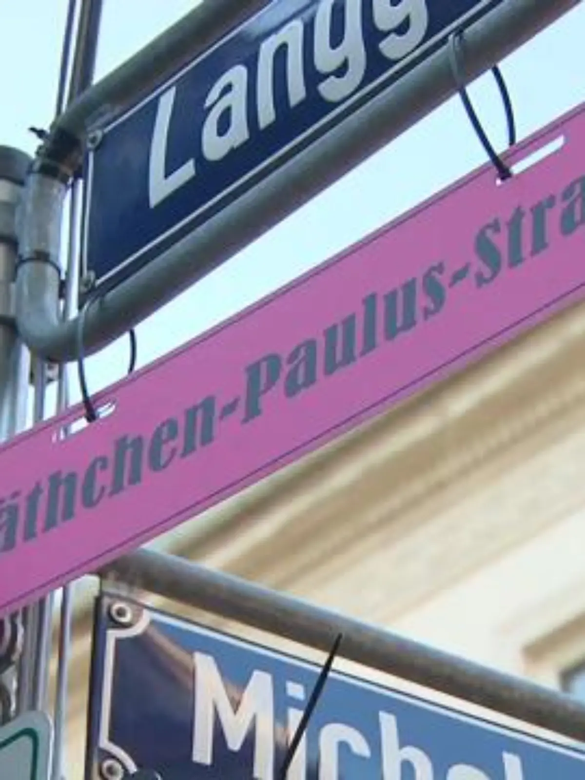 Eigentlich sind die Wiesbadener Straßenschilder blau. Seit ein paar Tagen hängen in der Innenstadt aber auch pinke Schilder mit neuen Namen. Alle Straßen tragen jetzt Namen von Frauen. Und das ist der achtjährigen Cecilia aus Wiesbaden zu verdanken.
