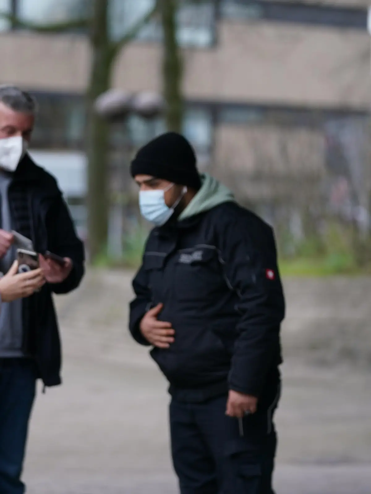 Mitarbeiter werden am Eingang des Otto-Campus der Otto Group gemäß den 3G-Regeln von einem Sicherheitsmitarbeiter kontrolliert. Das neue Infektionsschutzgesetz mit Regeln für 3G am Arbeitsplatz ist in Kraft getreten. Zugang zu Betrieben sollen Beschäftigte dann nur noch bekommen, wenn sie geimpft, genesen oder getestet sind.