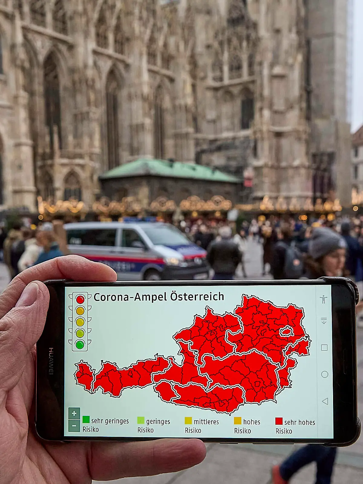  - Wien 12.11.2021 - Coronavirus Krise - Kurz vor Beginn der Wintersaison stuft Deutschland Österreich seit heute wieder als Hochrisikogebiet ein. Das teilte Deutschlands Gesundheitsminister Jens Spahn CDU heute mit. Personen, die weder geimpft noch genesen sind, müssen nach einem Aufenthalt in Österreich nach der Einreise in Deutschland in zehntägige Quarantäne. Die stark steigenden Infektionszahlen in Österreich sind mit ein Grund für die Reisewarnung. Der Bundeskanzler wird am Sonntag einen bundesweiten Lockdown für Ungeimpfte verkünden. PHOTO: Die Corona-Ampel steht auf Rot für ganz Österreich, regionale Lockdowns stehen bevor. In der Wiener Innenstadt herrscht trotzdem reges Treiben wie hier auf dem Weihnachtsmarkt vor dem Stephans PUBLICATIONxNOTxINxAUT