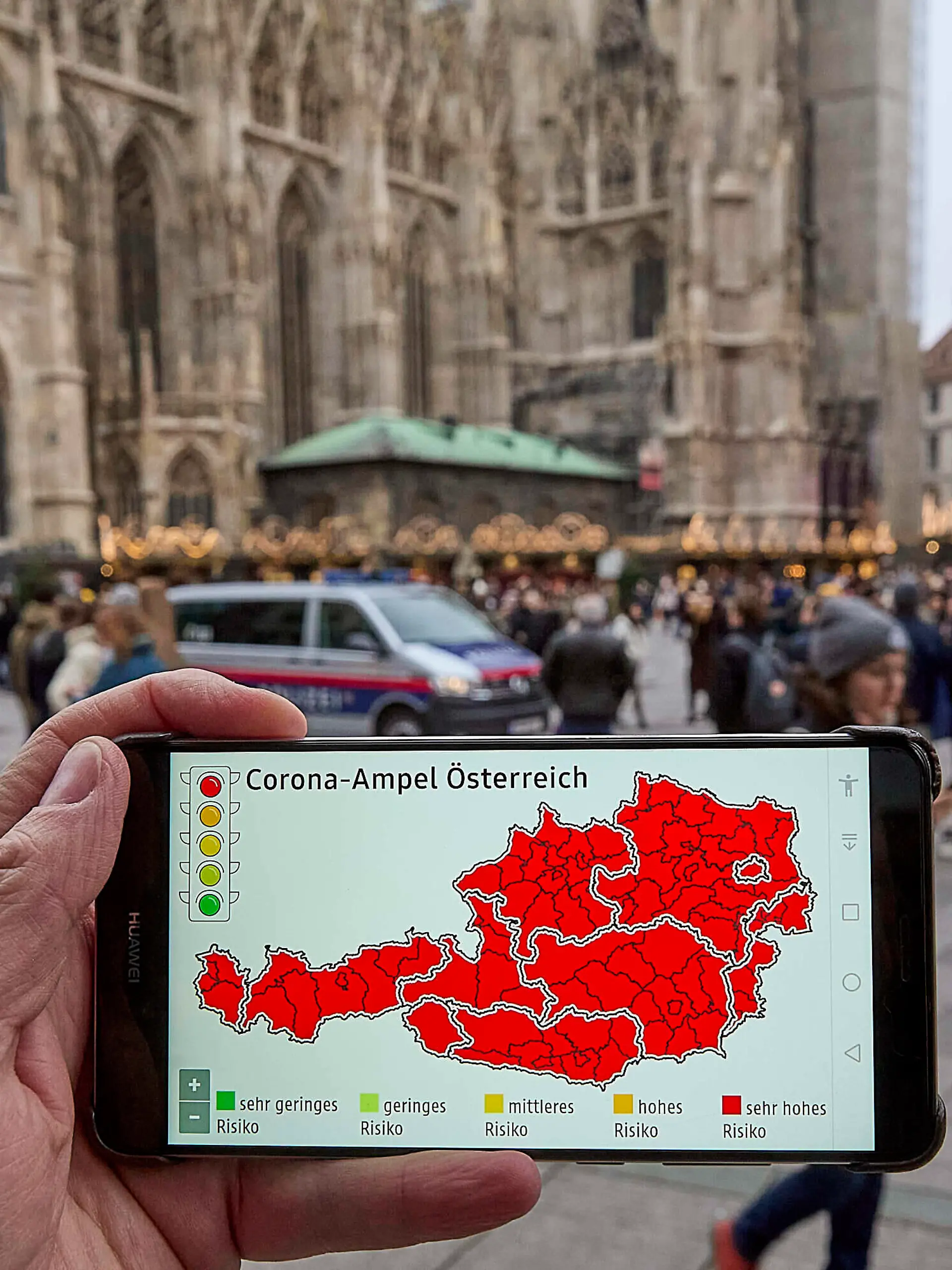  - Wien 12.11.2021 - Coronavirus Krise - Kurz vor Beginn der Wintersaison stuft Deutschland Österreich seit heute wieder als Hochrisikogebiet ein. Das teilte Deutschlands Gesundheitsminister Jens Spahn CDU heute mit. Personen, die weder geimpft noch genesen sind, müssen nach einem Aufenthalt in Österreich nach der Einreise in Deutschland in zehntägige Quarantäne. Die stark steigenden Infektionszahlen in Österreich sind mit ein Grund für die Reisewarnung. Der Bundeskanzler wird am Sonntag einen bundesweiten Lockdown für Ungeimpfte verkünden. PHOTO: Die Corona-Ampel steht auf Rot für ganz Österreich, regionale Lockdowns stehen bevor. In der Wiener Innenstadt herrscht trotzdem reges Treiben wie hier auf dem Weihnachtsmarkt vor dem Stephans PUBLICATIONxNOTxINxAUT