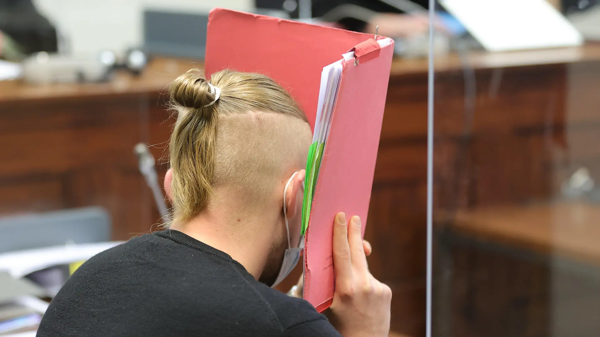 ARCHIV - 04.11.2021, Hamburg: Der wegen versuchten Totschlags Angeklagte sitzt in der Anklagebank. Er soll nach einem eskalierten Streit um das Tragen einer Maske auf einen Kraftfahrer eingestochen haben, kann sich nach eigener Aussage an die Tat aber nicht erinnern. Nun werden die Plädoyers erwartet.       (dpa «Messerstiche nach eskaliertem Streit um Maske - Prozess geht zu Ende») Foto: Ulrich Perrey/dpa +++ dpa-Bildfunk +++