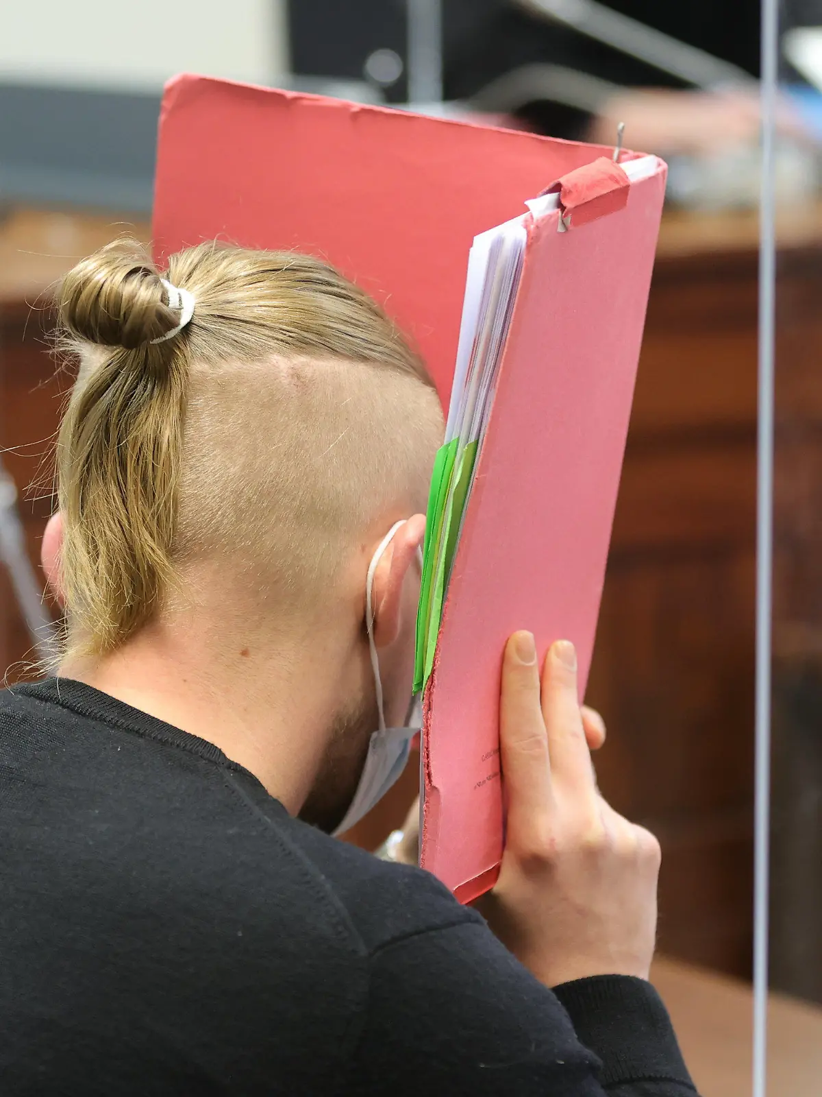 ARCHIV - 04.11.2021, Hamburg: Der wegen versuchten Totschlags Angeklagte sitzt in der Anklagebank. Er soll nach einem eskalierten Streit um das Tragen einer Maske auf einen Kraftfahrer eingestochen haben, kann sich nach eigener Aussage an die Tat aber nicht erinnern. Nun werden die Plädoyers erwartet.       (dpa «Messerstiche nach eskaliertem Streit um Maske - Prozess geht zu Ende») Foto: Ulrich Perrey/dpa +++ dpa-Bildfunk +++