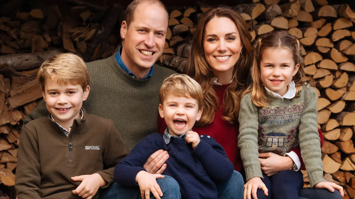 ARCHIV - 16.12.2020, Großbritannien, Anmer: Das im Herbst 2020 aufgenommen Foto zeigt Prinz William, Herzog von Cambridge, und seine Frau Herzogin Kate mit ihren drei Kindern Prinz George (l-r), Prinz Louis und Prinzessin Charlotte auf dem Landsitz Anmer Hall in Norfolk. Das Foto zierte die Grußkarte der Familie für das Weihnachtsfest 2020. Am 21.06.2021 wird William 39 Jahre alt. Foto: Matt Porteous/Kensington Palast via PA Media/dpa - ACHTUNG: Honorarfrei - Nur zur redaktionellen Verwendung bis zum 31.12.2021 im Zusammenhang mit einer Berichterstattung die Weihnachtskarte und nur mit vollständiger Nennung des vorstehenden Credits. Das Foto darf nicht verändert werden, alle Personen müssen genannt werden. Keine Archivierung. +++ dpa-Bildfunk +++