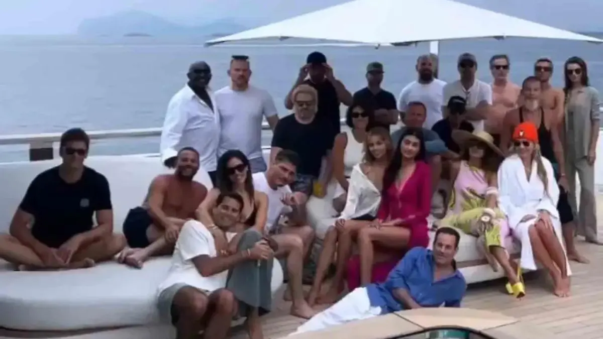 Die ganze Jacht-Bande: Ganz links hockt Tom Brady im Schneidersitz, der Mann ganz rechts mit der coolen Sonnenbrille ist Leonardo DiCaprio.