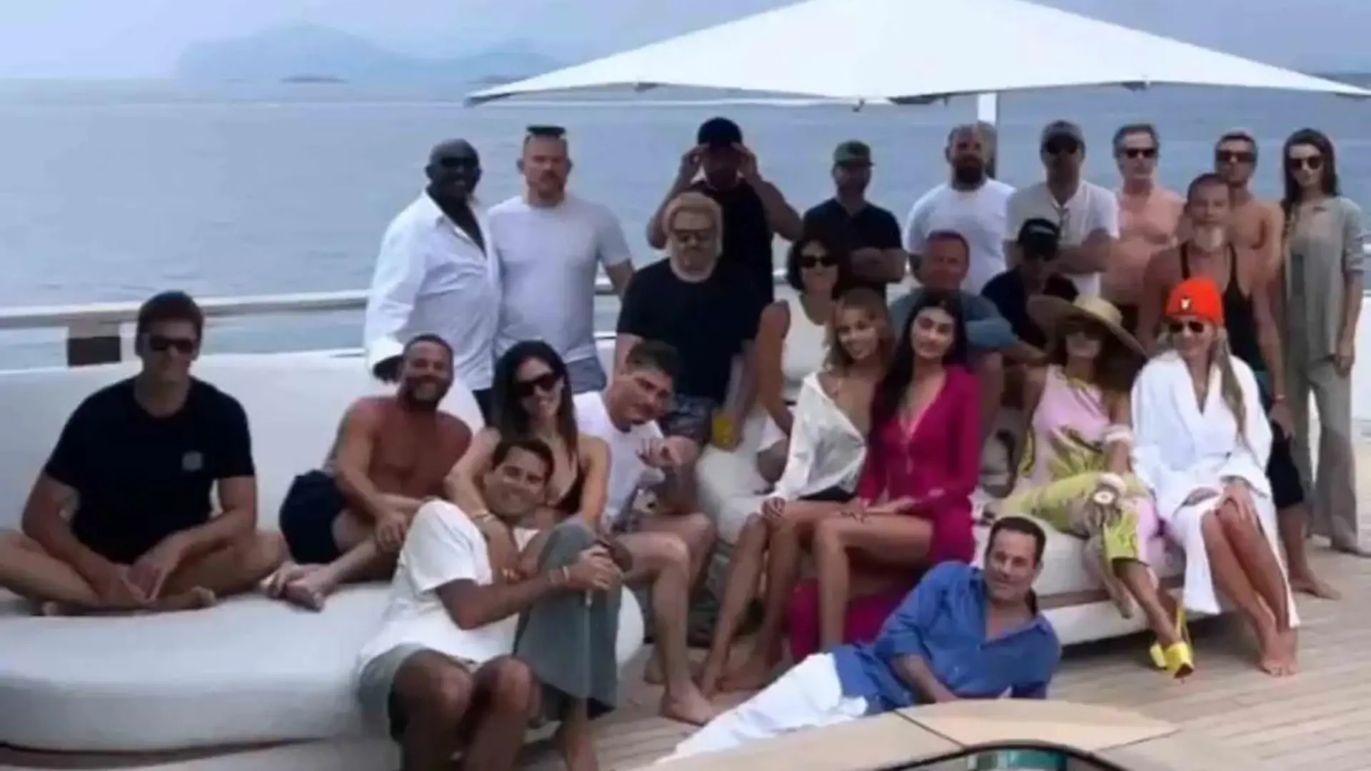 Die ganze Jacht-Bande: Ganz links hockt Tom Brady im Schneidersitz, der Mann ganz rechts mit der coolen Sonnenbrille ist Leonardo DiCaprio.