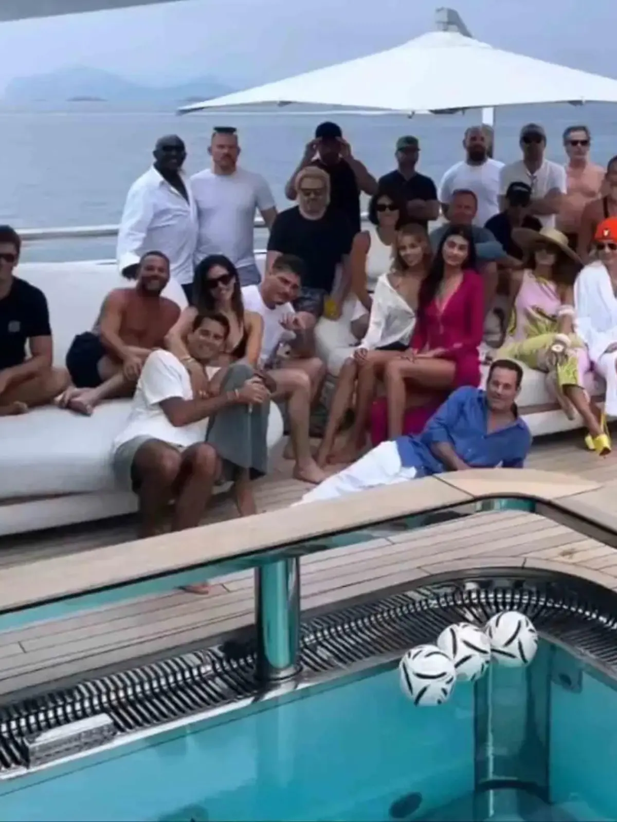 Die ganze Jacht-Bande: Ganz links hockt Tom Brady im Schneidersitz, der Mann ganz rechts mit der coolen Sonnenbrille ist Leonardo DiCaprio.