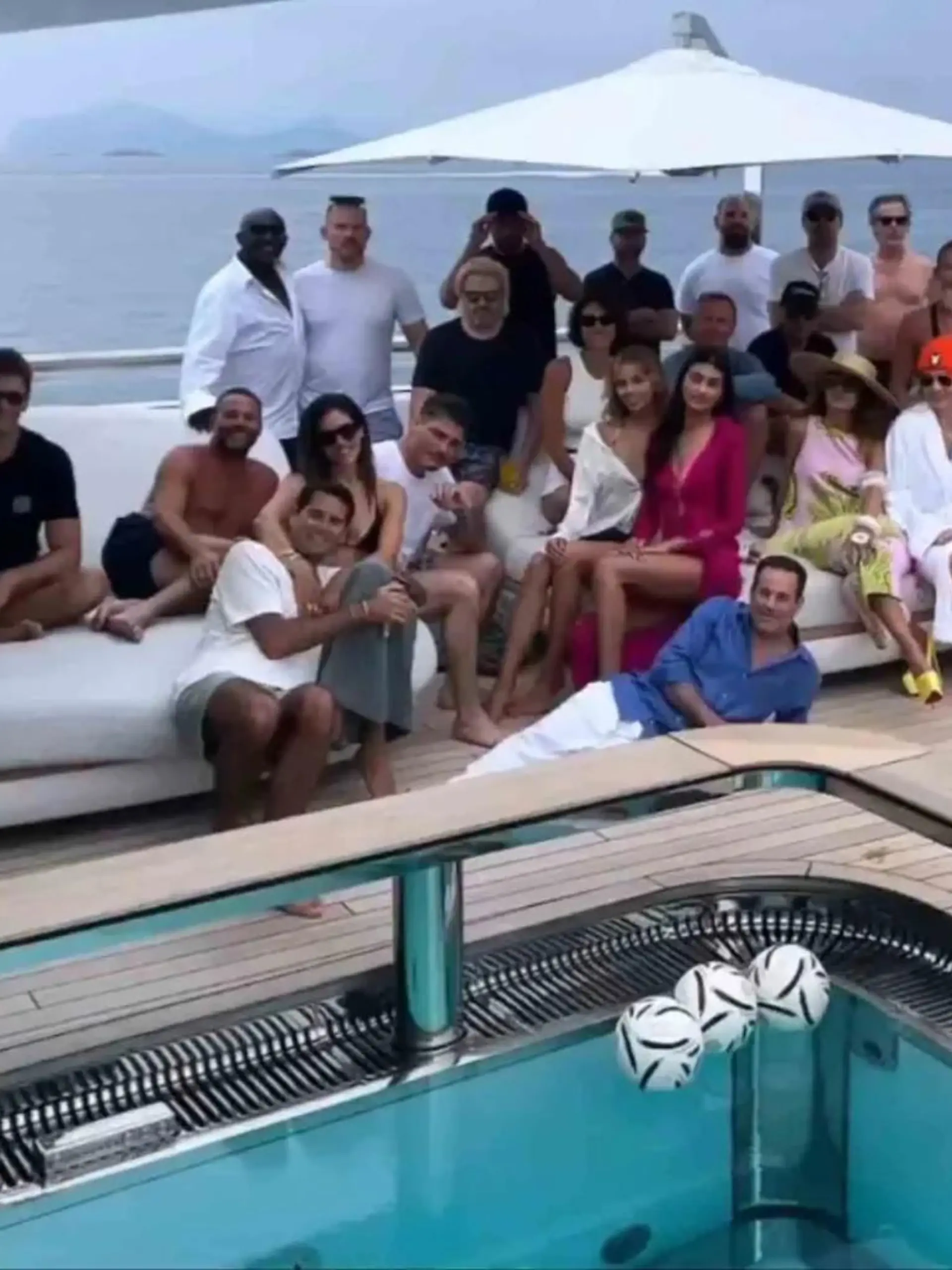 Die ganze Jacht-Bande: Ganz links hockt Tom Brady im Schneidersitz, der Mann ganz rechts mit der coolen Sonnenbrille ist Leonardo DiCaprio.