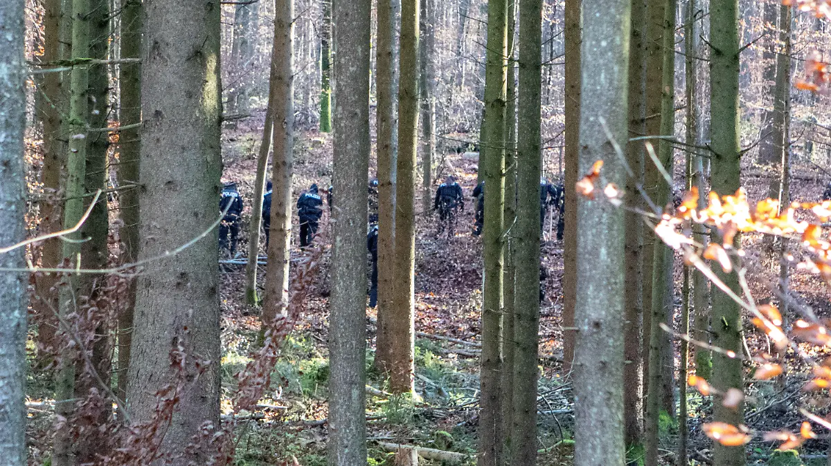23.11.2021, Bayern, Kipfenberg: Polizisten durchsuchen ein Waldstück. Ein Waldarbeiter hatte dort einen Knochen gefunden - Ermittler fanden nun heraus, dass er von der vermissten Engelbrecht stamme, sagte ein Sprecher des Polizeipräsidiums München am Dienstag. Foto: Friedrich/Vifogra/dpa +++ dpa-Bildfunk +++