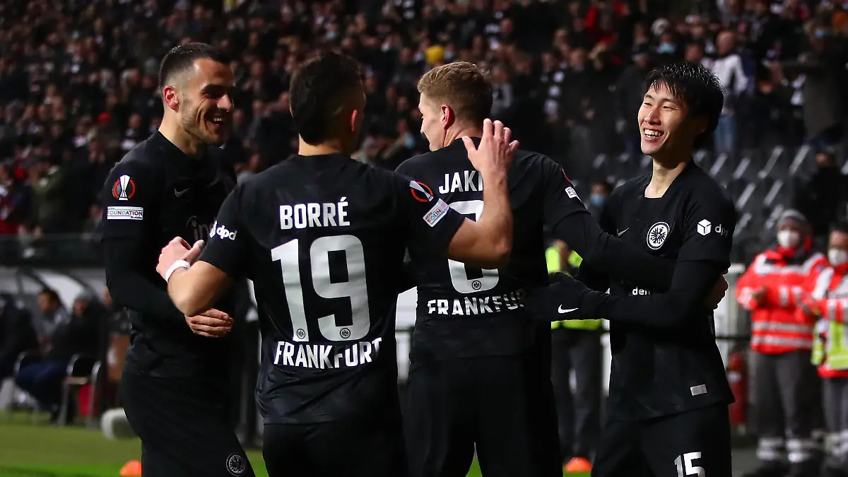  Frankfurter Torjubel nach dem Tor zum 1:0 gegen Antwerpen, von links: Filip Kostic Frankfurt, Rafael Borre Frankfurt, Kristijan Jakic Frankfurt, Torschuetze Daichi Kamada Frankfurt Eintracht Frankfurt vs Royal Antwerpen, Fussball, Uefa Europa League, 25.11.2021 Eintracht Frankfurt vs Royal Antwerpen, Fussball, Uefa Europa League, 25.11.2021 Frankfurt *** Frankfurt goal celebration after scoring 1 0 against Antwerp, from left Filip Kostic Frankfurt , Rafael Borre Frankfurt , Kristijan Jakic Frankfurt , goal scorer Daichi Kamada Frankfurt Eintracht Frankfurt vs Royal Antwerpen, Football, Uefa Europa League, 25 11 2021 Eintracht Frankfurt vs Royal Antwerpen, Football, Uefa Europa League, 25 11 2021 Frankfurt Copyright: xEibner-Pressefotox EP_RWS