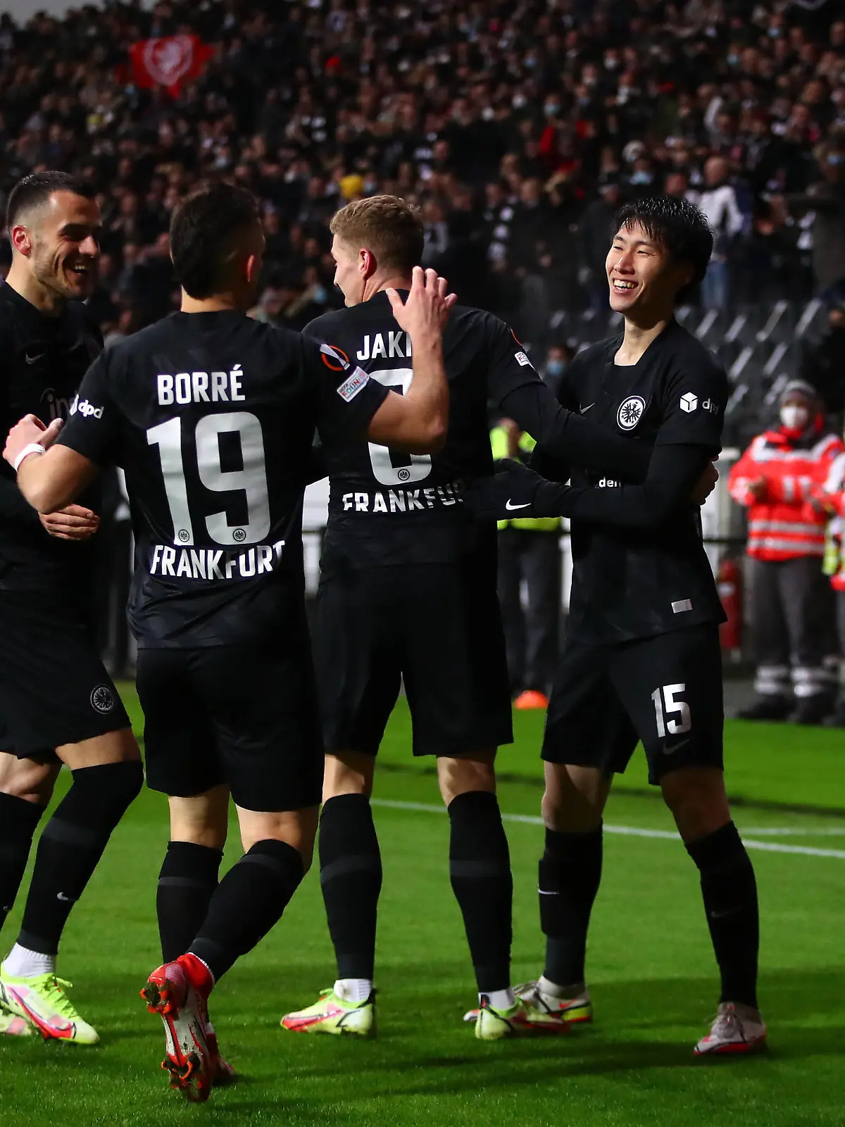  Frankfurter Torjubel nach dem Tor zum 1:0 gegen Antwerpen, von links: Filip Kostic Frankfurt, Rafael Borre Frankfurt, Kristijan Jakic Frankfurt, Torschuetze Daichi Kamada Frankfurt Eintracht Frankfurt vs Royal Antwerpen, Fussball, Uefa Europa League, 25.11.2021 Eintracht Frankfurt vs Royal Antwerpen, Fussball, Uefa Europa League, 25.11.2021 Frankfurt *** Frankfurt goal celebration after scoring 1 0 against Antwerp, from left Filip Kostic Frankfurt , Rafael Borre Frankfurt , Kristijan Jakic Frankfurt , goal scorer Daichi Kamada Frankfurt Eintracht Frankfurt vs Royal Antwerpen, Football, Uefa Europa League, 25 11 2021 Eintracht Frankfurt vs Royal Antwerpen, Football, Uefa Europa League, 25 11 2021 Frankfurt Copyright: xEibner-Pressefotox EP_RWS