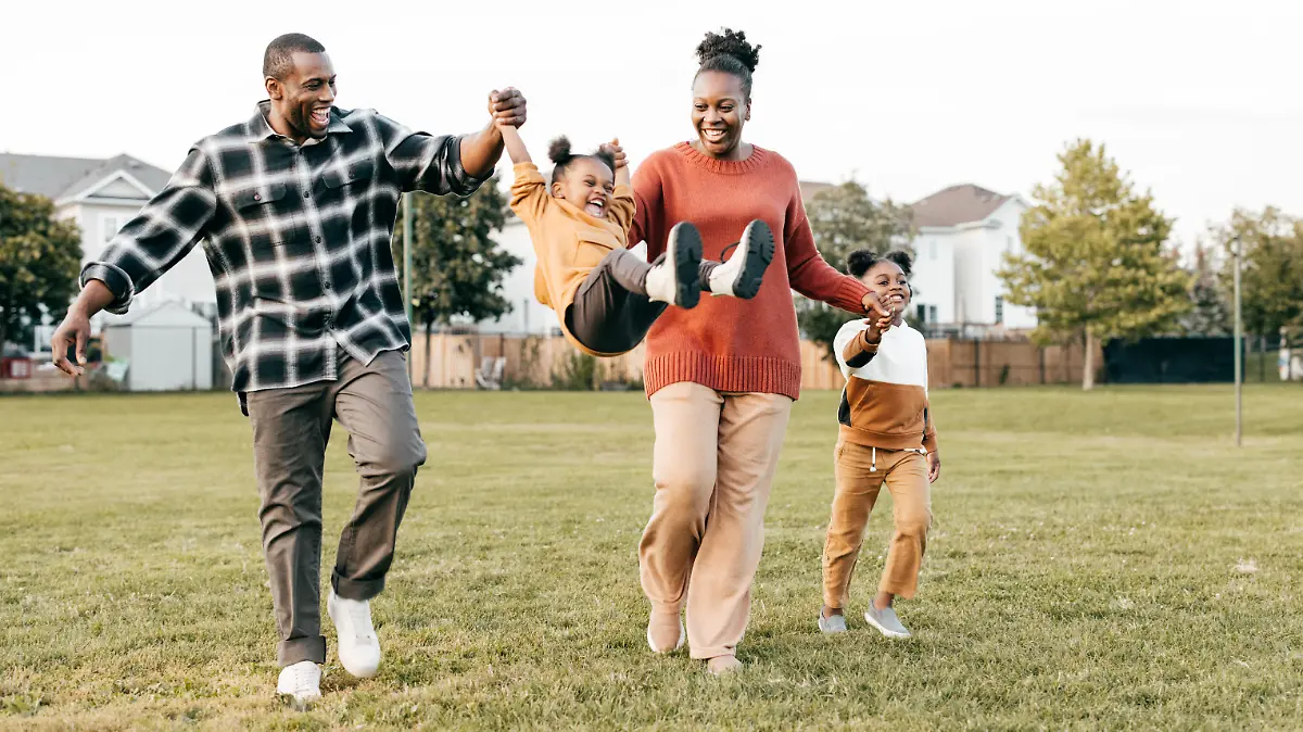 Family first : parents enjoying springtime outdoors with kids