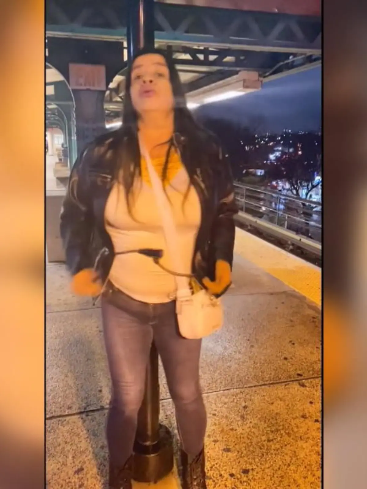 Aus Angst, vor eine einfahrende Bahn auf die Gleise geschubst zu werden, greift eine Frau aus New York zu einer radikalen Maßnahme: Wanda Vela (51) kettet sich mit einem Fahrradschloss an einen Pfeiler am Bahnsteig, wenn sie auf den Zug wartet. Ein Video von der ungewöhnlichen Aktion ging auf der Social-Media-Plattform Tiktok viral.