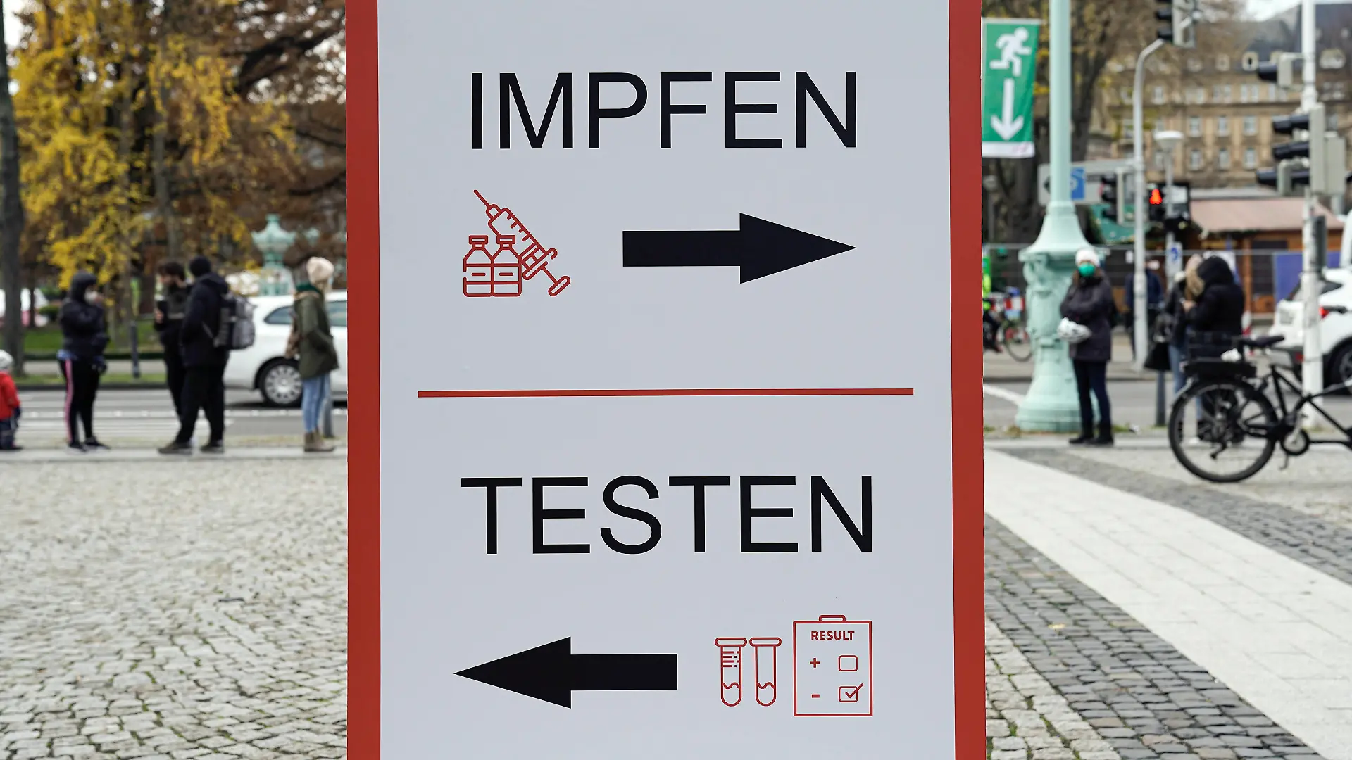 Symbolbild Corona Pandemie, Impfen und testen Symbolfoto Unterschiedliche Corona Massnahmen der Laender und einfuehren beispielsweise von 2G Massnahmen, Impfen nach rechts und testen nach links Mannheim Baden-Wuerttemberg Deutschland *** Symbol picture Corona Pandemic, vaccinate and test symbol photo Different Corona measures of the states and introduce for example 2G measures, vaccinate to the right and test to the left Mannheim Baden Wuerttemberg Germany
