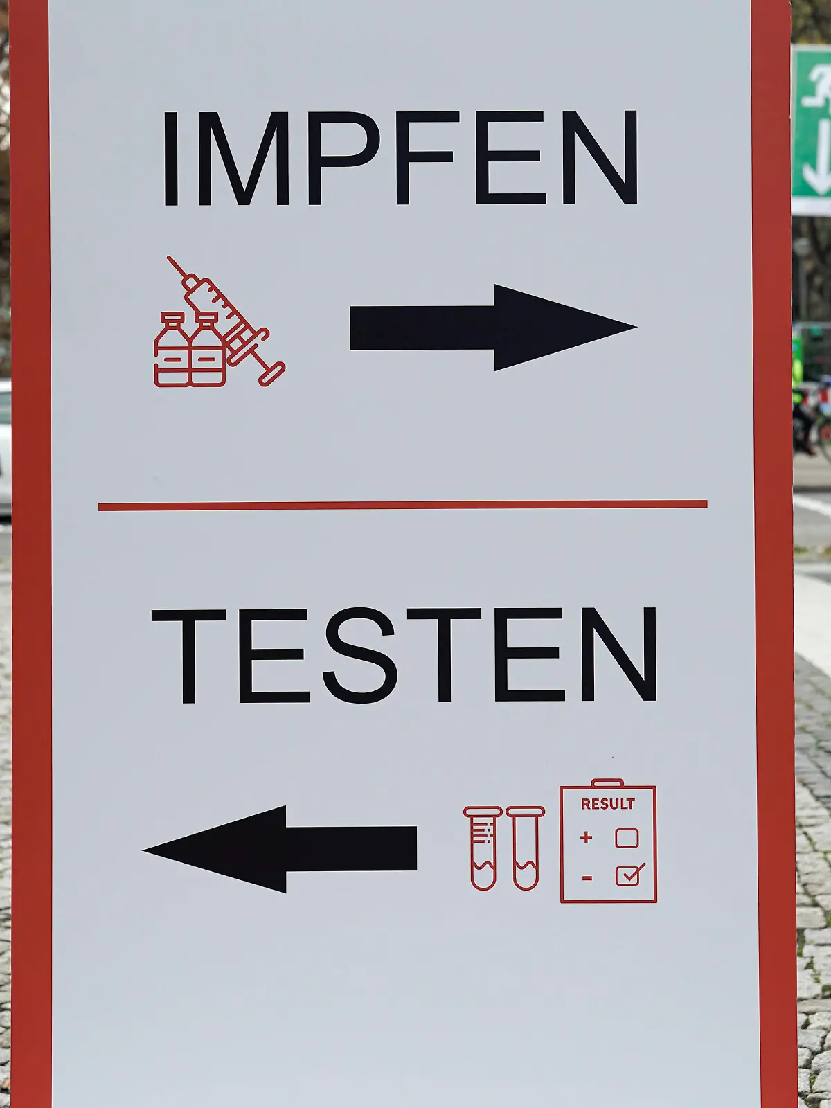Symbolbild Corona Pandemie, Impfen und testen Symbolfoto Unterschiedliche Corona Massnahmen der Laender und einfuehren beispielsweise von 2G Massnahmen, Impfen nach rechts und testen nach links Mannheim Baden-Wuerttemberg Deutschland *** Symbol picture Corona Pandemic, vaccinate and test symbol photo Different Corona measures of the states and introduce for example 2G measures, vaccinate to the right and test to the left Mannheim Baden Wuerttemberg Germany 