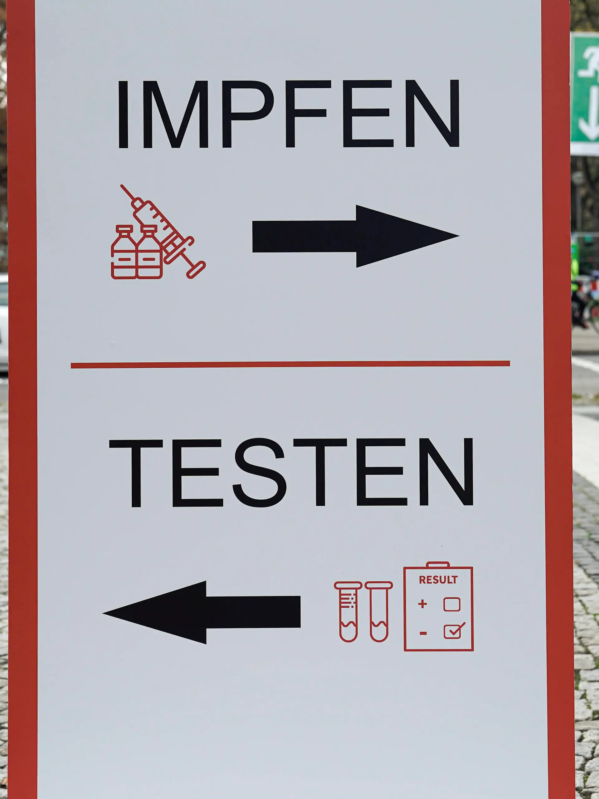 Symbolbild Corona Pandemie, Impfen und testen Symbolfoto Unterschiedliche Corona Massnahmen der Laender und einfuehren beispielsweise von 2G Massnahmen, Impfen nach rechts und testen nach links Mannheim Baden-Wuerttemberg Deutschland *** Symbol picture Corona Pandemic, vaccinate and test symbol photo Different Corona measures of the states and introduce for example 2G measures, vaccinate to the right and test to the left Mannheim Baden Wuerttemberg Germany 