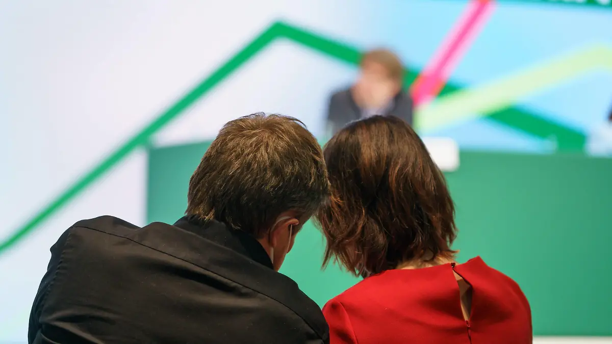BÜNDNIS 90/DIE GRÜNEN Bund-Länder-Forum in Berlin zur Entscheidung über die Annahme des Koalitionsvertrags im Rahmen einer geplanten Ampelkoalition bestehend aus SPD, FDP und Grüne - Annalena Baerbock mit Robert HabeckBÜNDNIS 90/DIE GRÜNEN Bund-Länder-Forum in Berlin zur Entscheidung über die Annahme des Koalitionsvertrags im Rahmen einer geplanten Ampelkoalition bestehend aus SPD, FDP und Grüne - Annalena Baerbock mit Robert Habeck, Berlin Berlin Deutschland WECC, Westhafenstraße 1 *** BÜNDNIS 90 DIE GRÜNEN Federal States Forum in Berlin on the decision on the adoption of the coalition agreement within the framework of a planned traffic light coalition consisting of SPD, FDP and Greens Annalena Baerbock with Robert Habe