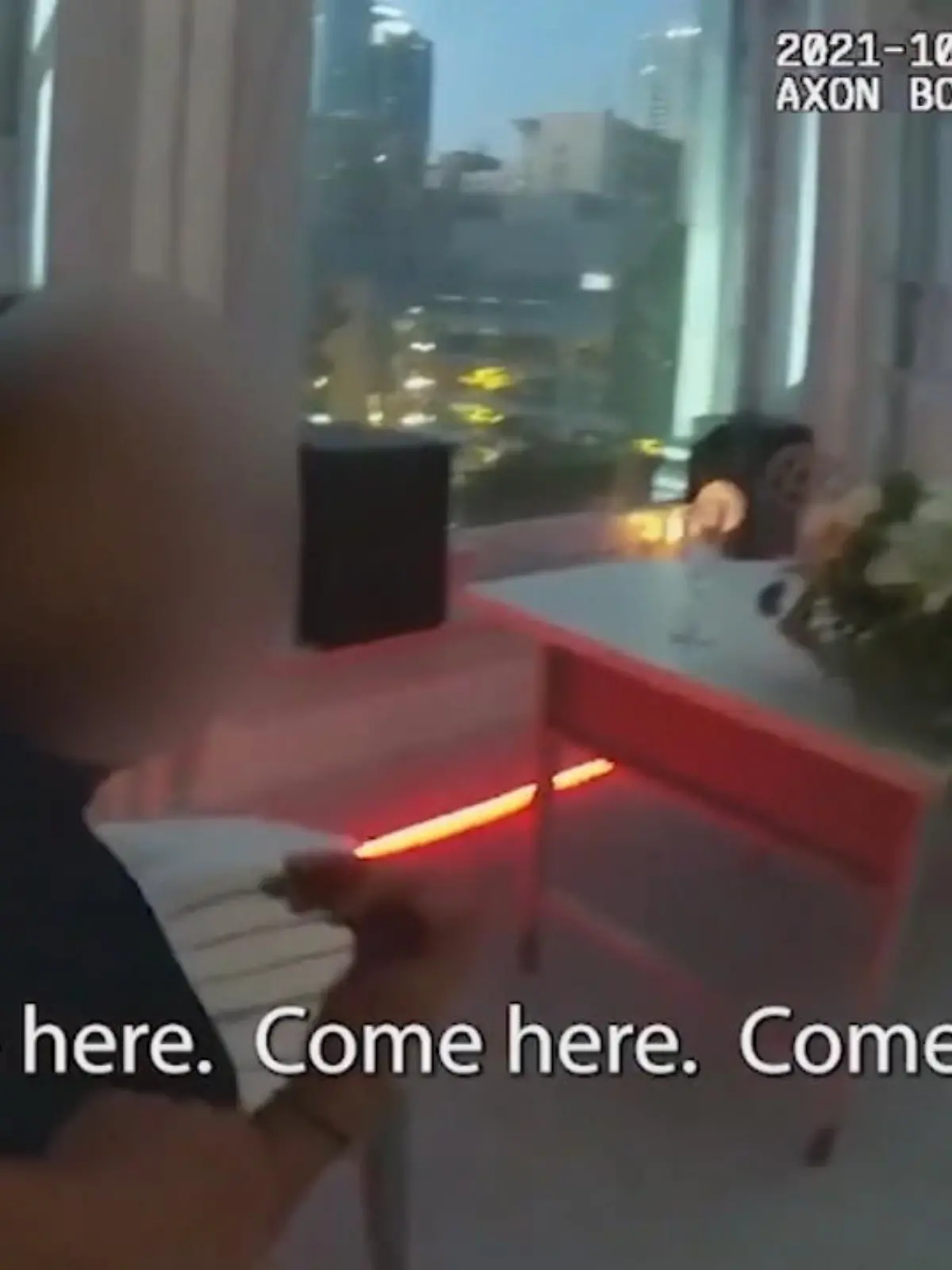 Ein bewaffneter Mann flüchtet in einen Wohnkomplex. und hält dort eine junge Frau als Geisel. Nach vier Stunden können sie die Polizisten befreien.
