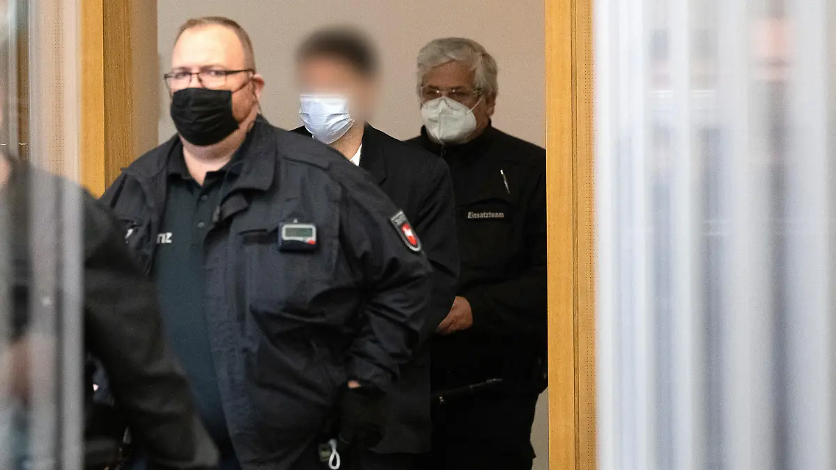 10.11.2021, Niedersachsen, Braunschweig: Der Angeklagte (M) kommt zum Auftakt im Mordprozess um einen Vermisstenfall im Harz in das Landgericht. Dem Angeklagten wird heimtückischer Mord aus niedrigen Beweggründen vorgeworfen. Foto: Swen Pfoertner/dpa - ACHTUNG: Die Person wurde aus rechtlichen Gründen gepixelt +++ dpa-Bildfunk +++