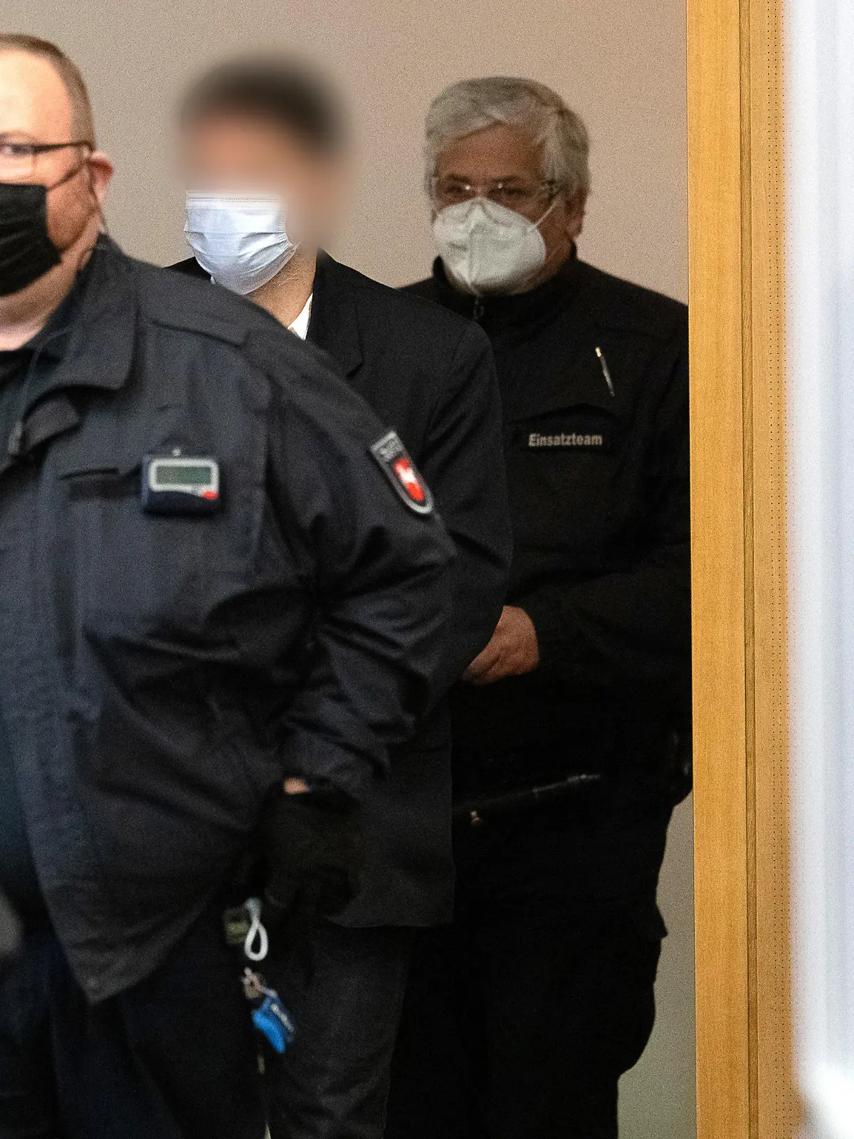 10.11.2021, Niedersachsen, Braunschweig: Der Angeklagte (M) kommt zum Auftakt im Mordprozess um einen Vermisstenfall im Harz in das Landgericht. Dem Angeklagten wird heimtückischer Mord aus niedrigen Beweggründen vorgeworfen. Foto: Swen Pfoertner/dpa - ACHTUNG: Die Person wurde aus rechtlichen Gründen gepixelt +++ dpa-Bildfunk +++