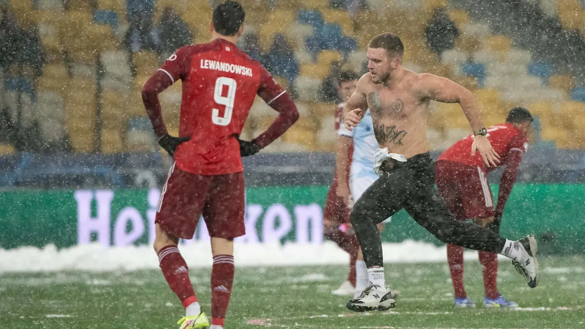 Sport Bilder des Tages Flitzer neben Robert Lewandowski FC Bayern Muenchen 9, UKR, Dynamo Kiew vs. FC Bayern Muenchen, Fussball, Uefa Champions League, Gruppe E, 5. Spieltag, 23.11.2021, Spielzeit 2021/2022 DFB REGULATIONS PROHIBIT ANY USE OF PHOTOGRAPHS AS IMAGE SEQUENCES AND/OR QUASI-VIDEO UKR, Dynamo Kiew vs. FC Bayern Muenchen, Fussball, Uefa Champions League, Gruppe E, 23.11.2021, Spielzeit 2021/2022 Kiew *** Streaker next to Robert Lewandowski FC Bayern Muenchen 9 , UKR, Dynamo Kiev vs FC Bayern Muenchen, Football, Uefa Champions League, Group E, Matchday 5, 23 11 2021, Season 2021 2022 DFB REGULATES PROHIBIT ANY USE OF PHOTOGRAPHS AS IMAGE SEQUENCES AND OR QUASI VIDEO UKR, Dynamo Kiev vs FC Bayern Muenchen, Football, Uefa Champions League, Group E, 23 11 2021, Season 2021 2022 Kiev Copyright: xEIBNERx EP_MMR