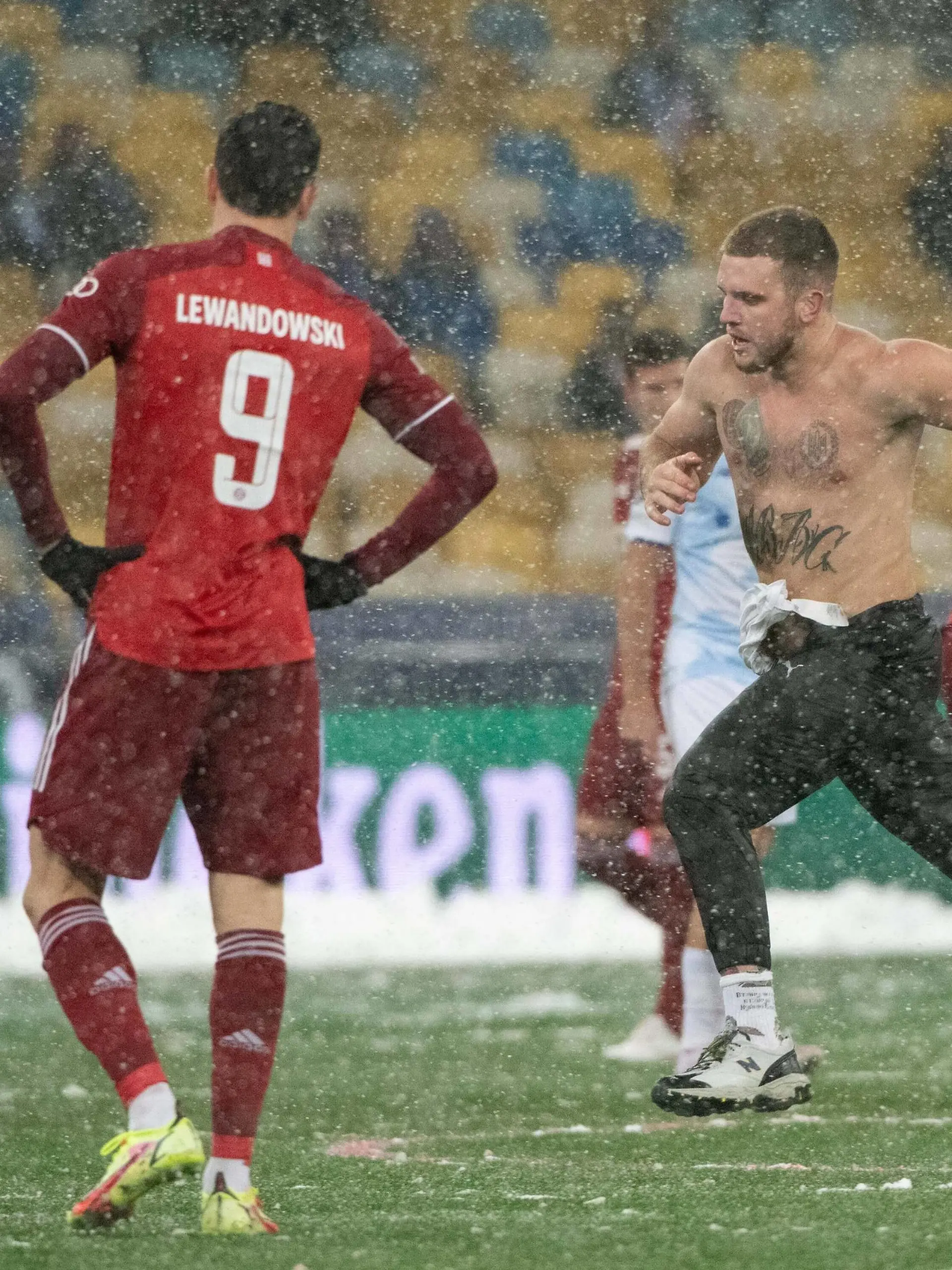 Sport Bilder des Tages Flitzer neben Robert Lewandowski FC Bayern Muenchen 9, UKR, Dynamo Kiew vs. FC Bayern Muenchen, Fussball, Uefa Champions League, Gruppe E, 5. Spieltag, 23.11.2021, Spielzeit 2021/2022 DFB REGULATIONS PROHIBIT ANY USE OF PHOTOGRAPHS AS IMAGE SEQUENCES AND/OR QUASI-VIDEO UKR, Dynamo Kiew vs. FC Bayern Muenchen, Fussball, Uefa Champions League, Gruppe E, 23.11.2021, Spielzeit 2021/2022 Kiew *** Streaker next to Robert Lewandowski FC Bayern Muenchen 9 , UKR, Dynamo Kiev vs FC Bayern Muenchen, Football, Uefa Champions League, Group E, Matchday 5, 23 11 2021, Season 2021 2022 DFB REGULATES PROHIBIT ANY USE OF PHOTOGRAPHS AS IMAGE SEQUENCES AND OR QUASI VIDEO UKR, Dynamo Kiev vs FC Bayern Muenchen, Football, Uefa Champions League, Group E, 23 11 2021, Season 2021 2022 Kiev Copyright: xEIBNERx EP_MMR