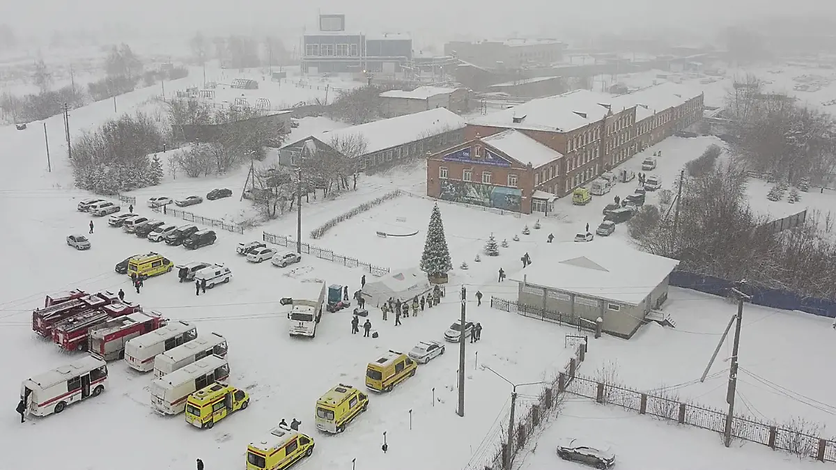  KEMEROVO REGION, RUSSIA - NOVEMBER 25, 2021: A view of the fire site at the Listvyazhnaya coal mine in the town of Belovo in the Kuznetsk Coal Basin in Kemerovo Region, southwestern Siberia. Coal dust has caught on fire in a vent causing smoke to spread around the mine an explosion has not followed, no damage has been done. The accident has left one casualty and over 40 injured. The Listvyazhnaya coal mine was founded in 2003 as part of the Inskaya mine, part of the SDS-Ugol enterprise. Best quality available. Video screen grab/Kemerovo Region Government Press Office/TASS THIS IMAGE HAS BEEN SUPPLIED BY A THIRD PARTY. EDITORIAL USE ONLY PUBLICATIONxINxGERxAUTxONLY TS1193EC
