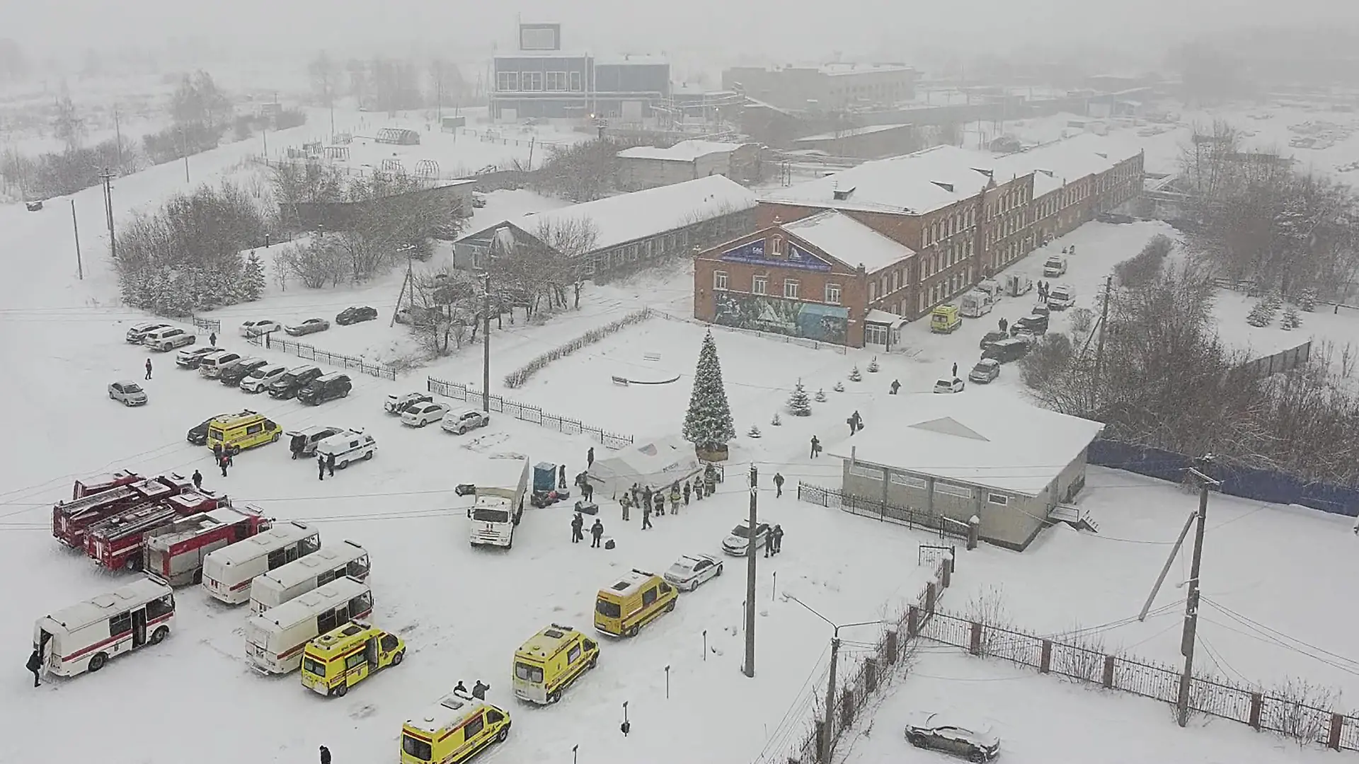 KEMEROVO REGION, RUSSIA - NOVEMBER 25, 2021: A view of the fire site at the Listvyazhnaya coal mine in the town of Belovo in the Kuznetsk Coal Basin in Kemerovo Region, southwestern Siberia. Coal dust has caught on fire in a vent causing smoke to spread around the mine an explosion has not followed, no damage has been done. The accident has left one casualty and over 40 injured. The Listvyazhnaya coal mine was founded in 2003 as part of the Inskaya mine, part of the SDS-Ugol enterprise. Best quality available. Video screen grab/Kemerovo Region Government Press Office/TASS THIS IMAGE HAS BEEN SUPPLIED BY A THIRD PARTY. EDITORIAL USE ONLY PUBLICATIONxINxGERxAUTxONLY TS1193EC