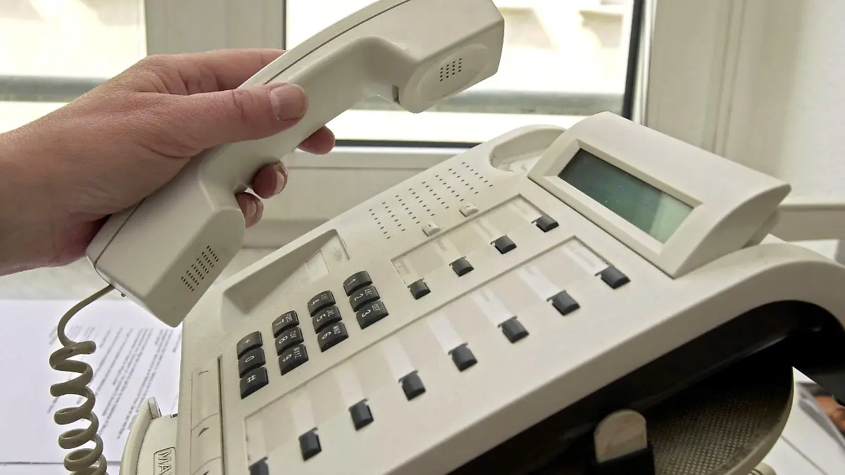 Eine Hand hebt den Hörer vom Telefon, aufgenommen am 6.5.2003 in Frankfurt. Telefonkunden in Deutschland haben seit dem 25. April im Ortsnetz die freie Anbieterauswahl. Rund 20 Telefongesellschaften wollen mit günstigen Preisen der Deutschen Telekom Konkurrenz machen. UIm Fernbereich ist die freie Anbieterauswahl bereits seit mehr als fünf Jahren möglich. Beim Call-by-Call muss sich der Telefonkunde vor jedem Telefonat erneut entscheiden, über welchen Anbieter er ein Gespräch führen will. Dabei muss er der eigentlichen Rufnummer nur die fünf- oder sechsstellige Netzzugangsziffer des Betreibers voranstellen. Der Festnetzanschluss bleibt weiter bei der Telekom, die auch die Rechnungen erstellt, Beträge einzieht und sie an andere Betreiber weiterleitet.