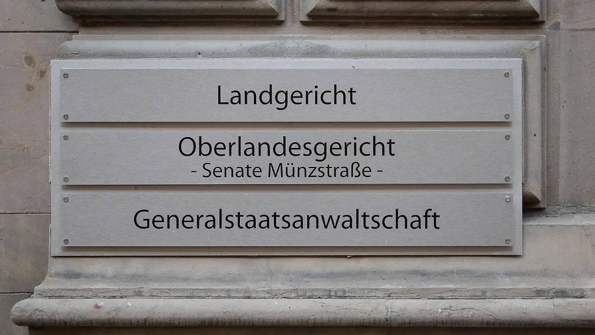 10.11.2021, Niedersachsen, Braunschweig: Blick auf das Schild "Landgericht" an dem Gericht vor dem Auftakt im Mordprozess um einen Vermisstenfall im Harz. Dem Angeklagten wird heimtückischer Mord aus niedrigen Beweggründen vorgeworfen. Foto: Swen Pfoertner/dpa +++ dpa-Bildfunk +++
