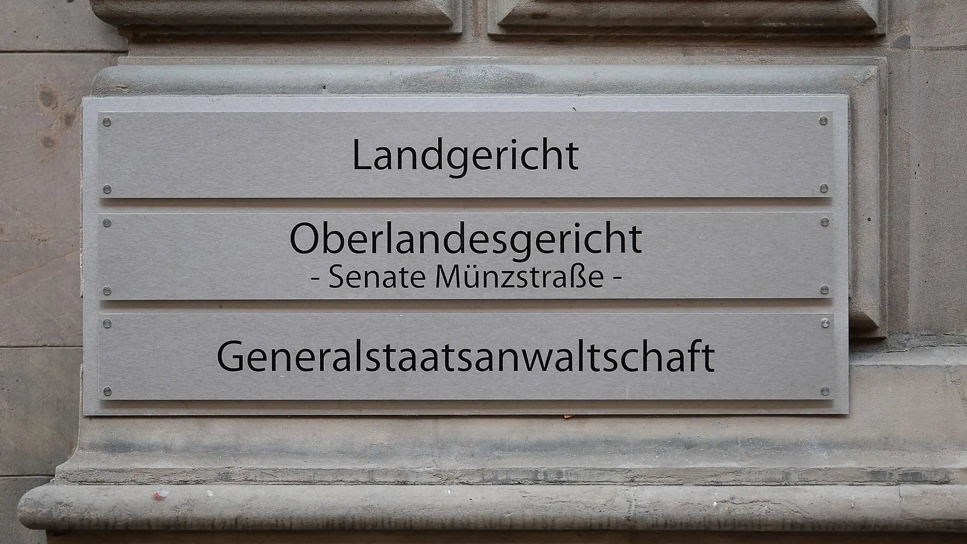10.11.2021, Niedersachsen, Braunschweig: Blick auf das Schild "Landgericht" an dem Gericht vor dem Auftakt im Mordprozess um einen Vermisstenfall im Harz. Dem Angeklagten wird heimtückischer Mord aus niedrigen Beweggründen vorgeworfen. Foto: Swen Pfoertner/dpa +++ dpa-Bildfunk +++