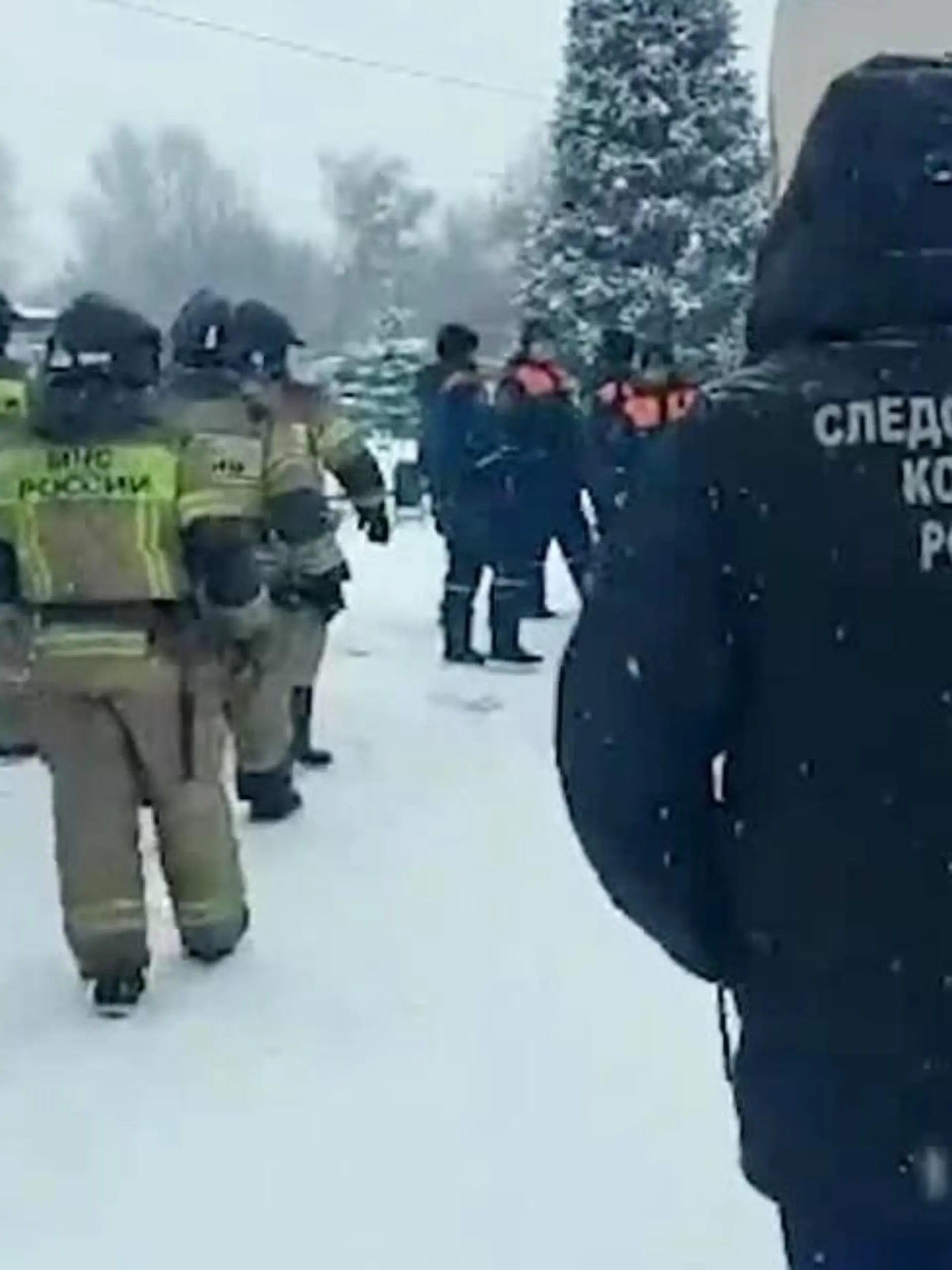  Russia Coal Mine Fire 6703800 25.11.2021 In this handout video grab released by the Russian Investigative Committee, law enforcement officers, employees of the Russian Investigative Committee and rescuers work at the fire site at the Listvyazhnaya coal mine, in the town of Belovo in the Kuznetsk Coal Basin, Kemerovo Region, Russia. One person died, more than 40 were injured. Editorial use only, no archive, no commercial use. Russian Investigative Committee Kemerovo region Russia PUBLICATIONxINxGERxSUIxAUTxONLY Copyright: xx