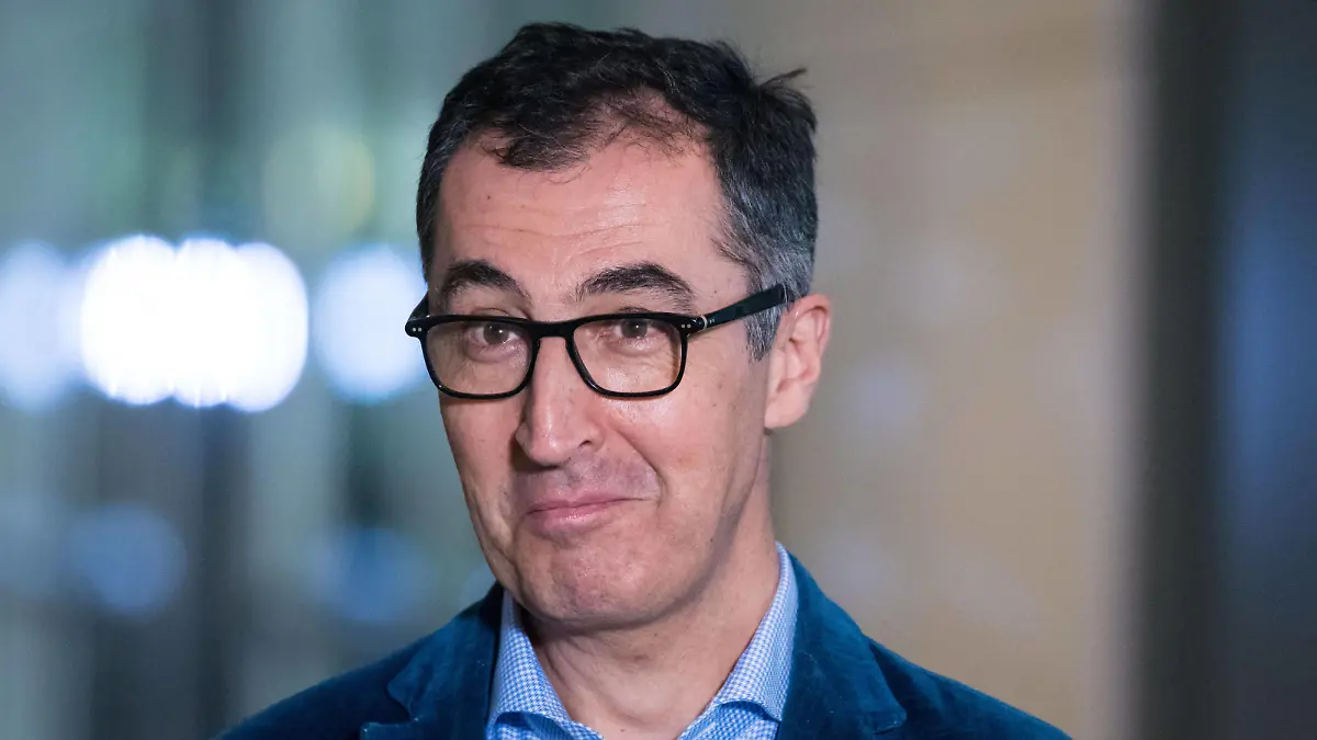  Berlin, Cem Özdemir gibt Interview im Bundestag Berlin, Cem Özdemir im Interview im Bundestag Deutschland, Berlin - 05.11.2020: Im Bild ist Cem Özdemir Bündnis 90/Die Grünen während eines Interviews im deutschen Bundestag zu sehen. Berlin Bundestag Berlin Deutschland *** Berlin, Cem Özdemir in an interview in the German Bundestag Germany, Berlin 05 11 2020 In the picture you can see Cem Özdemir Bündnis 90 Die Grünen during an interview in the German Bundestag Berlin Bundestag Berlin Germany