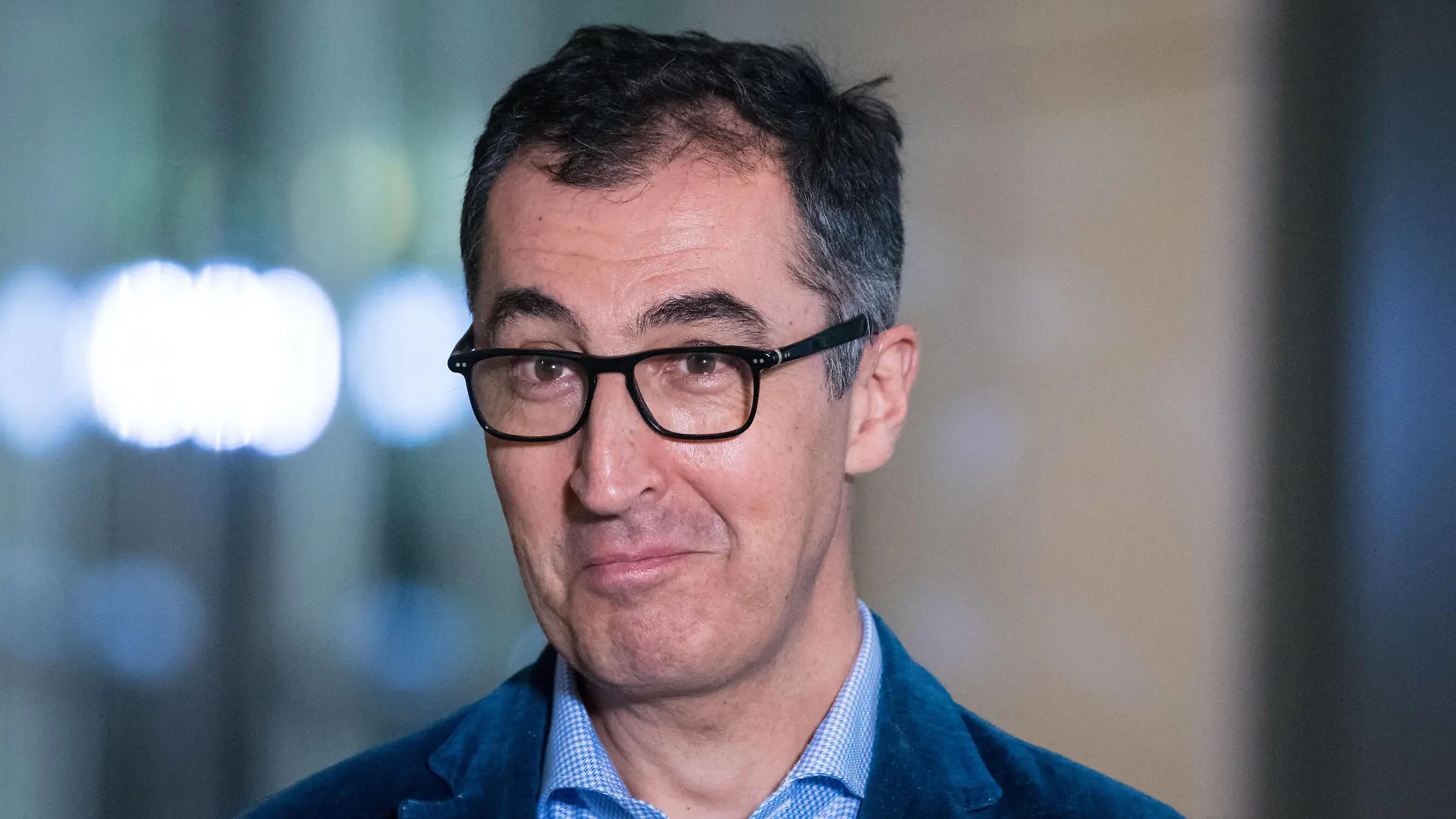  Berlin, Cem Özdemir gibt Interview im Bundestag Berlin, Cem Özdemir im Interview im Bundestag Deutschland, Berlin - 05.11.2020: Im Bild ist Cem Özdemir Bündnis 90/Die Grünen während eines Interviews im deutschen Bundestag zu sehen. Berlin Bundestag Berlin Deutschland *** Berlin, Cem Özdemir in an interview in the German Bundestag Germany, Berlin 05 11 2020 In the picture you can see Cem Özdemir Bündnis 90 Die Grünen during an interview in the German Bundestag Berlin Bundestag Berlin Germany