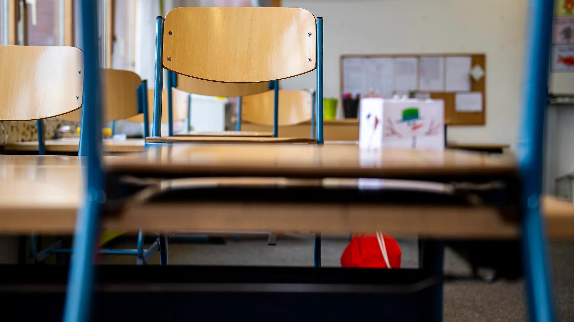  Schule in der Coronazeit In einem leeren Klassenraum einer Grundschule sind die Stühle auf die Bänke gestellt. Die Schulen sind bis auf Weiteres geschlossen. Wann sie wieder öffnen werden, ist bei der derzeitigen Zahl der Corona-Infektionen unklar. Bereits in dieser Woche will die Bundeskanzlerin mit den Ministerpräsidenten der Länder über mögliche weitere Maßnahmen im Lockdown beraten. Die nächste Bund-Länder-Konferenz zur Corona-Pandemie war ursprünglich erst für den 25. Januar geplant. Die Schulschließungen werden voraussichtlich über den Januar hinaus andauern. Rietberg Nordrhein-Westfalen Deutschland *** School in the Corona time In an empty classroom of a primary school the chairs are put on the benches The schools are Copyright: xInderlied/Kirchner-Mediax