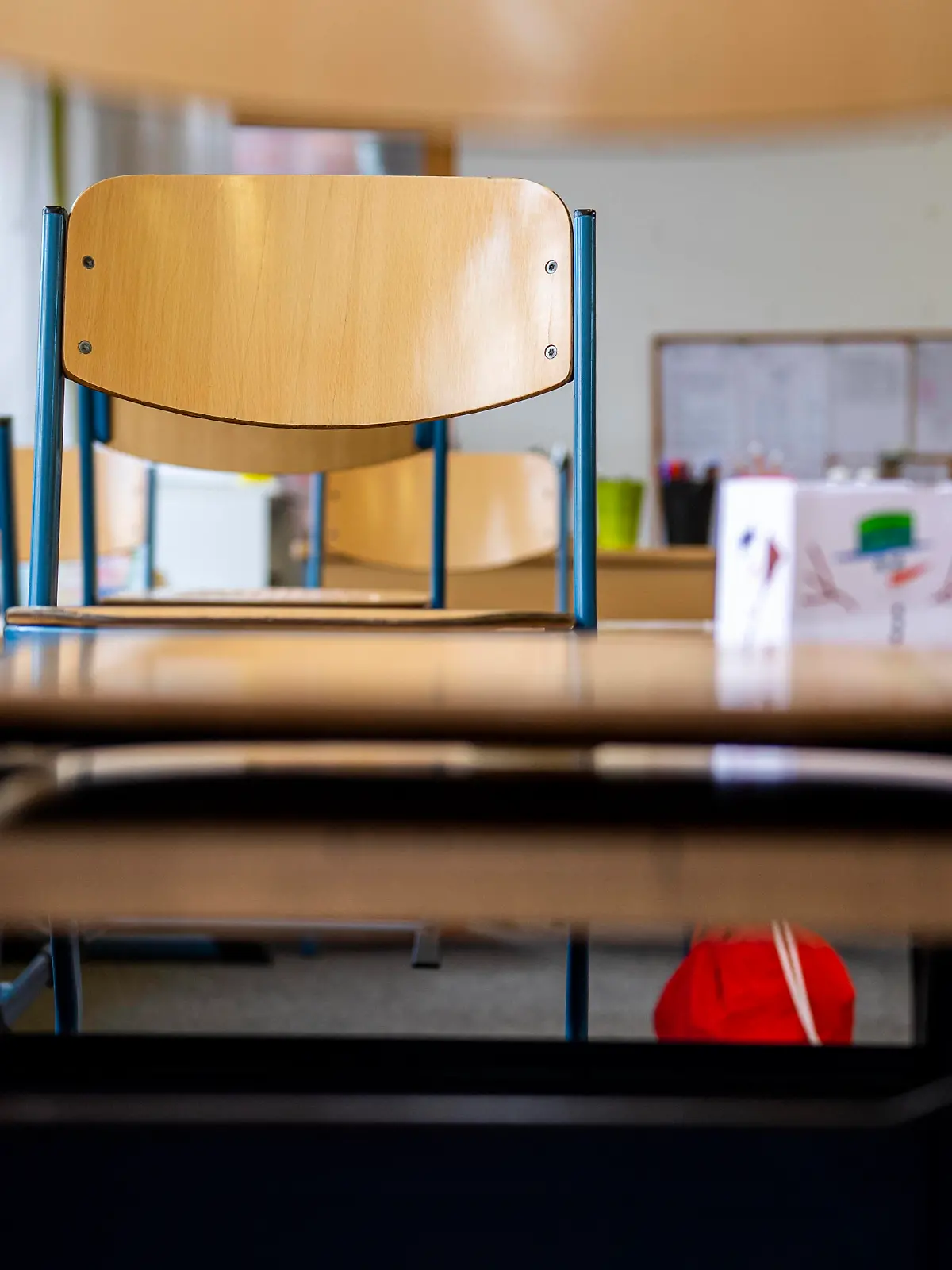  Schule in der Coronazeit In einem leeren Klassenraum einer Grundschule sind die Stühle auf die Bänke gestellt. Die Schulen sind bis auf Weiteres geschlossen. Wann sie wieder öffnen werden, ist bei der derzeitigen Zahl der Corona-Infektionen unklar. Bereits in dieser Woche will die Bundeskanzlerin mit den Ministerpräsidenten der Länder über mögliche weitere Maßnahmen im Lockdown beraten. Die nächste Bund-Länder-Konferenz zur Corona-Pandemie war ursprünglich erst für den 25. Januar geplant. Die Schulschließungen werden voraussichtlich über den Januar hinaus andauern. Rietberg Nordrhein-Westfalen Deutschland *** School in the Corona time In an empty classroom of a primary school the chairs are put on the benches The schools are Copyright: xInderlied/Kirchner-Mediax