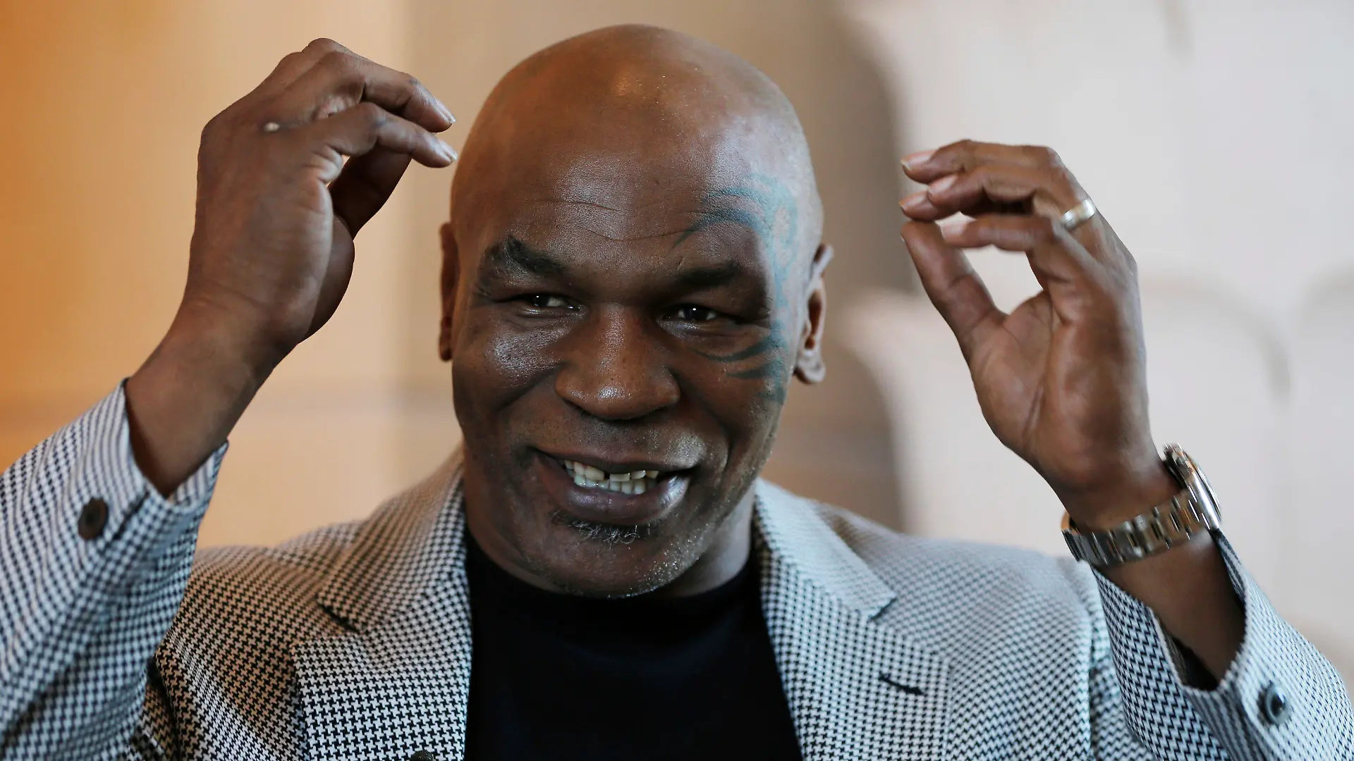 ARCHIV - 04.05.2017, Vereinigte Arabische Emirate, Dubai: Der ehemalige US-amerikanische Schwergewichtsboxer Mike Tyson eröffnet eine eigene Kette für Fitness-Studios. (zu dpa: «Bericht: Tyson-Comeback im Show-Kampf gegen Jones ») Foto: Kamran Jebreili/AP/dpa +++ dpa-Bildfunk +++
