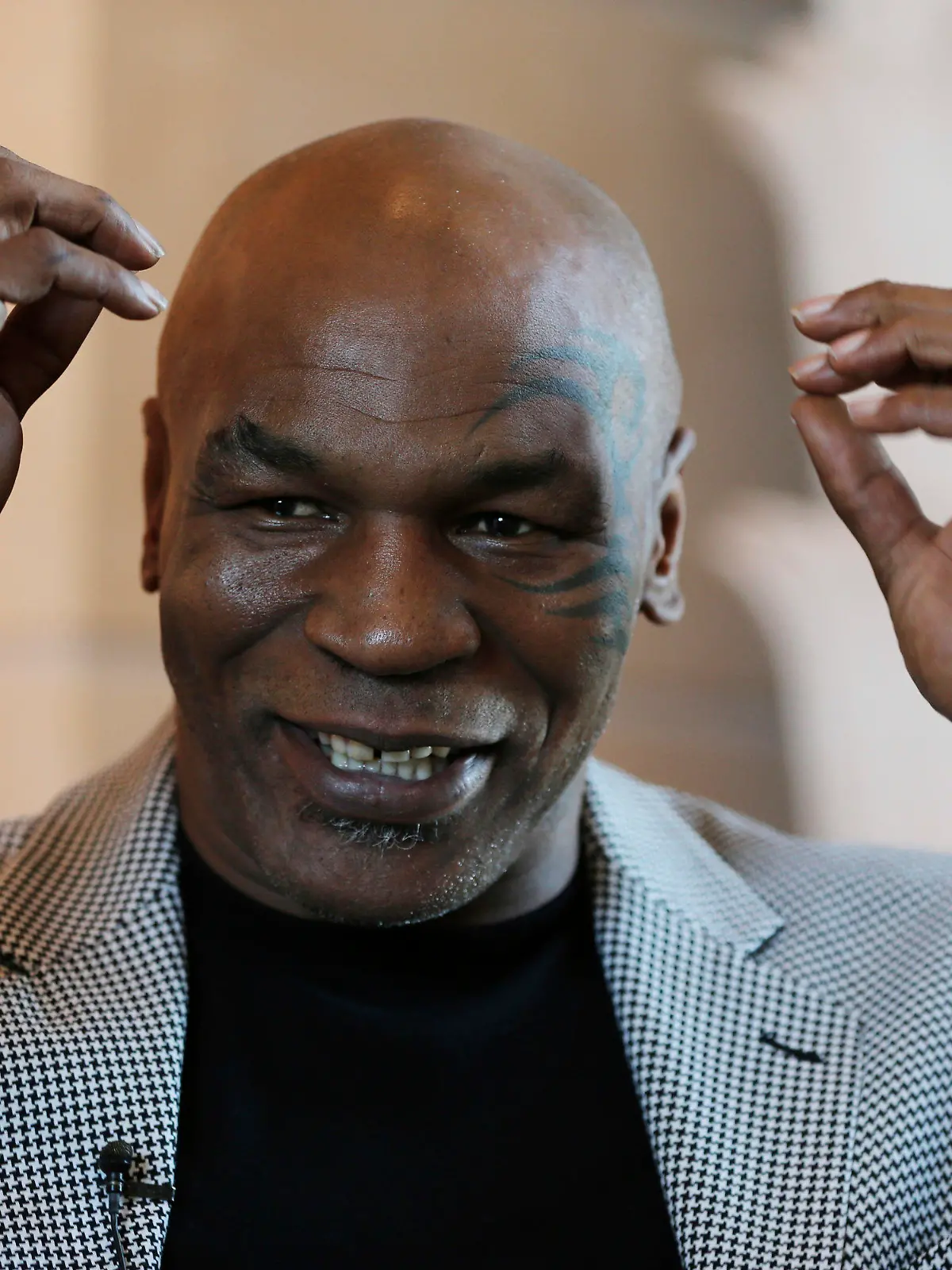 ARCHIV - 04.05.2017, Vereinigte Arabische Emirate, Dubai: Der ehemalige US-amerikanische Schwergewichtsboxer Mike Tyson eröffnet eine eigene Kette für Fitness-Studios. (zu dpa: «Bericht: Tyson-Comeback im Show-Kampf gegen Jones ») Foto: Kamran Jebreili/AP/dpa +++ dpa-Bildfunk +++