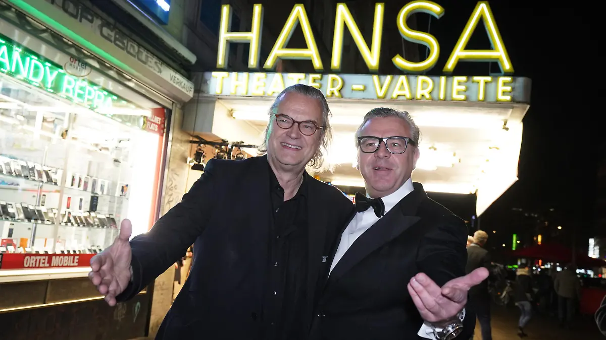 25.11.2021, Hamburg: Die Theater-Intendanten Ulrich Waller (l) und Thomas Collin stehen vor dem Theater vor der Premiere des Varietes im Hansa-Theater. Am Abend startet die neue Spielzeit des Varietes im Hansa-Theater. Foto: Marcus Brandt/dpa +++ dpa-Bildfunk +++