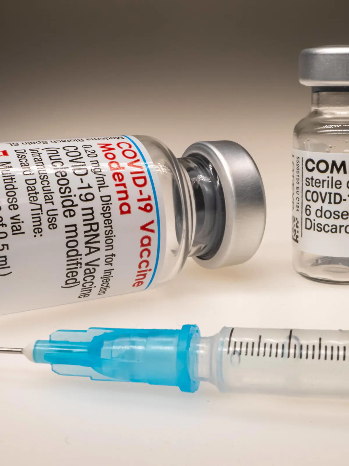  Original Phiolen von Moderna und Comirnaty mit einer aufgezogenen Spritze. *** Original vials from Moderna and Comirnaty with a drawn up syringe Copyright: xBEAUTIFULxSPORTS/KJPetersx