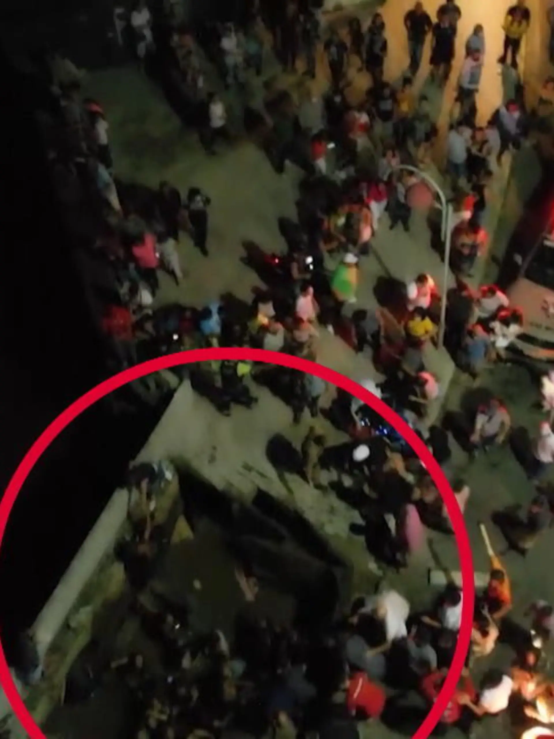 Bei einer Weihnachtsveranstaltung im brasilianischen Joinville gibt der an einer Promenade gelegene Gehweg nach. Dutzende Menschen landen zwei Meter tiefer im Schlamm der Kanalisation.
