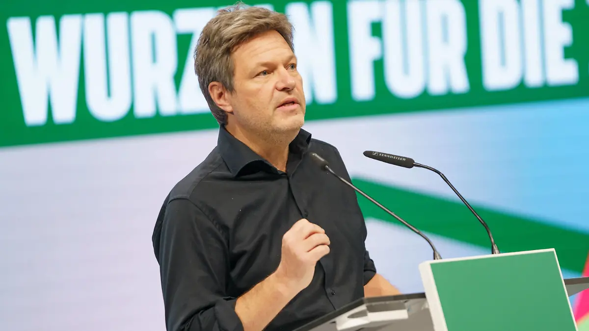  BÜNDNIS 90/DIE GRÜNEN Bund-Länder-Forum in Berlin zur Entscheidung über die Annahme des Koalitionsvertrags im Rahmen einer geplanten Ampelkoalition bestehend aus SPD, FDP und Grüne Robert Habeck während seiner Rede BÜNDNIS 90/DIE GRÜNEN Bund-Länder-Forum in Berlin zur Entscheidung über die Annahme des Koalitionsvertrags im Rahmen einer geplanten Ampelkoalition bestehend aus SPD, FDP und Grüne Robert Habeck während seiner Rede , Berlin Berlin Deutschland WECC, Westhafenstraße 1 *** BÜNDNIS 90 DIE GRÜNEN Bund Länder Forum in Berlin on the decision on the adoption of the coalition agreement in the context of a planned traffic light coalition consisting of SPD, FDP and Greens Robert Habeck during his speech B